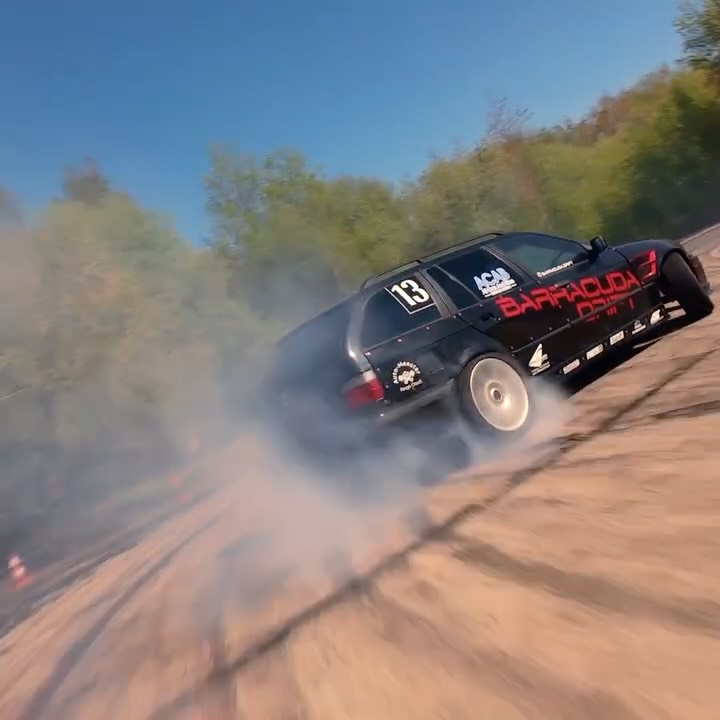 Dancing with the Road #driftcar #fpv #tmotor #geprc #ovonic
Pilot: @cine_drone_works