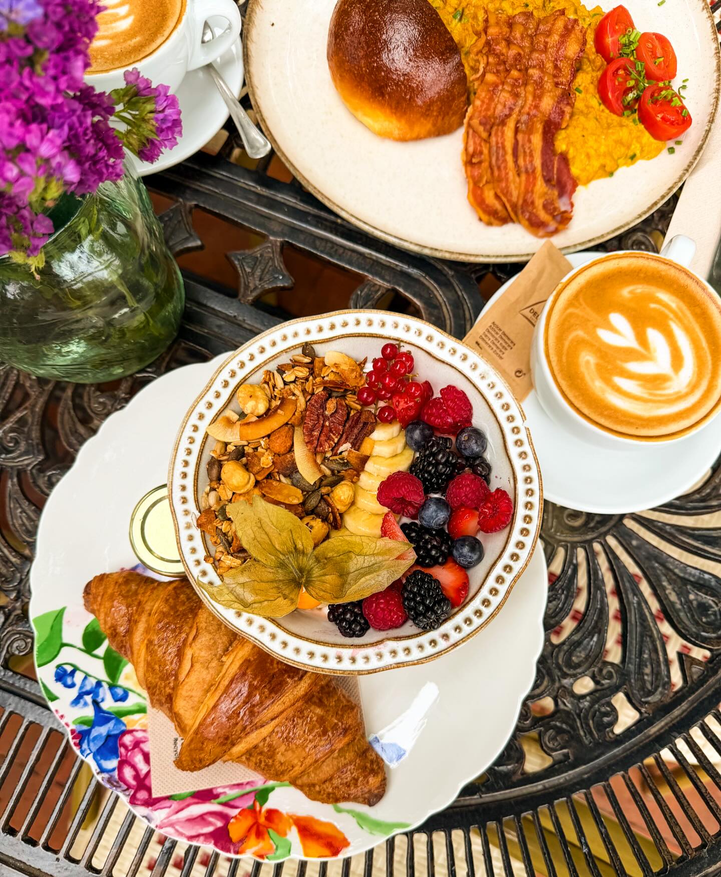 Hoje é dia de celebrar uma opção doce e delicada do nosso #Brunch! 🌿🫐
O menu Dulcinea foi criado para quem aprecia o essencial e saudável bem feito: um granola bowl com iogurte grego ou vegano, mel, fruta fresca e granola caseira, e um croissant de massa folhada com doce à escolha para terminar com um toque amanteigado.
Vegetariano, biológico, preparado aqui mesmo no Moinho.❤️
Disponível todos os dias das 11h às 14h, veja todos os menus em moinhodomquixote.com/brunch-no-moinho ☀️
#MoinhoLovers #Sintra
_________________
Today we’re celebrating one of the sweetest, most delicate options on our Brunch menu! 🌿🫐
The Dulcinea menu was made for those who appreciate the healthy essentials done well: a granola bowl with Greek or vegan yoghurt, honey, fresh fruit and homemade granola, finished with a flaky butter croissant and jam of your choice.
Vegetarian, organic, made right here at our dear Moinho. ❤️
Available every day from 11am to 2pm. You can take a look at the complete menu at moinhodomquixote.com/brunch-no-moinho ☀️
#MoinhoDomQuixote #brunchtime