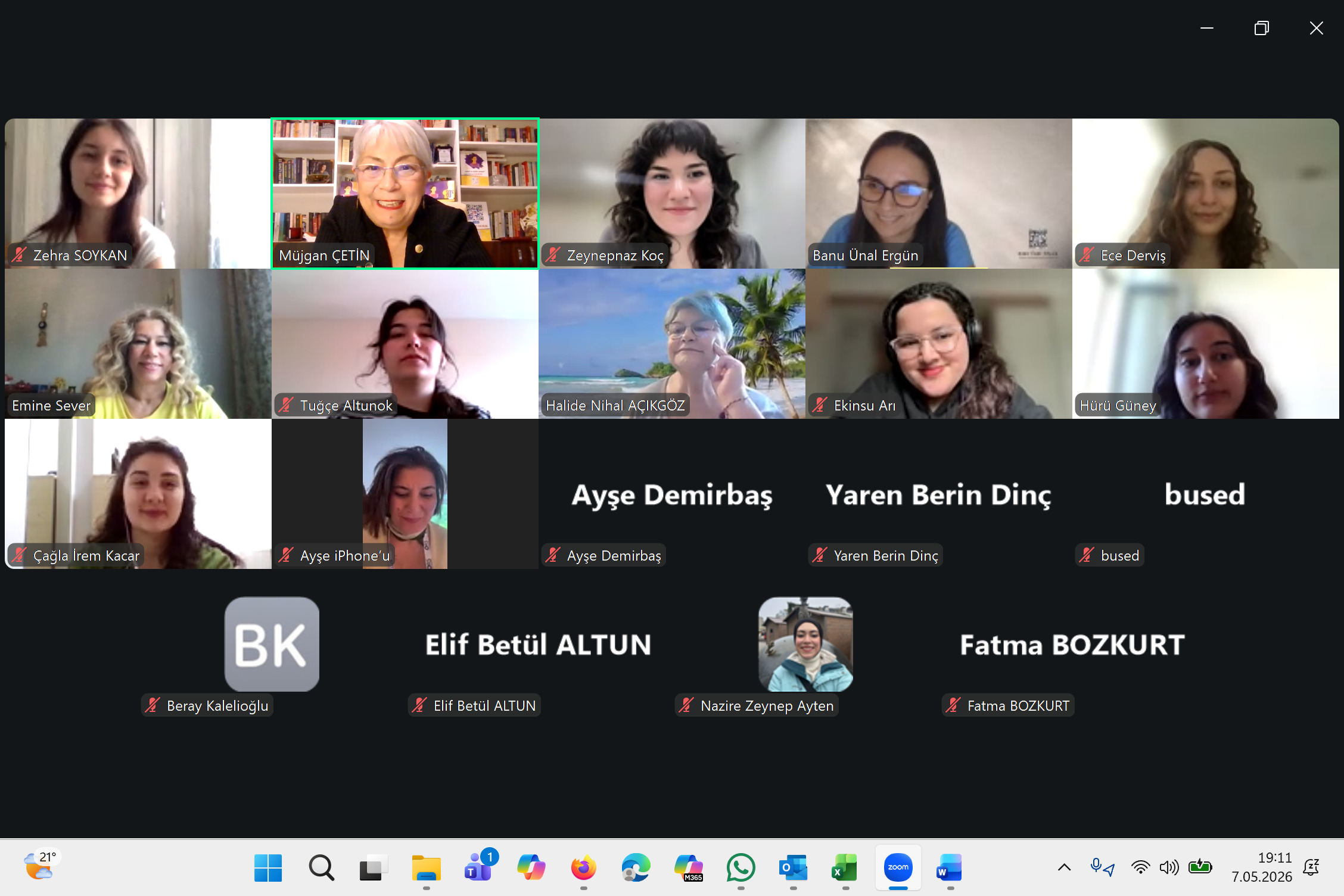 7 Nisan önemli bir gündü. Neden mi? @bilimkiziorg nın @ekosemofficial ile 2 yıldır sürdürdüğü #ÜCRETSİZ #SERTİFİKA Programı kapsamında katılımcı kızlarımız aldığı dersler ışığında, sunum ve proje yapma becerilerini geliştirdiler. 5 Kızımız projelerini sundu ve @eminesever_1 @doc.dr.halidenihal.acikgoz @banuunalergun hocalarımızın değerlendirici olduğu harika bir oturum gerçekleştirdiler. Bizler yeniden umut dolduk ve BİLİMLE YAŞAMA DEĞER KATAN böyle akıllı kızlarımızla birlikte olmanın mutluluğunu yaşadık.
Projelerini sunan @zeynepnazkc @ece.dervis @gnyhuru @tugce.altunokk @zeynepsoykan @caglairemkacar ne harika, akıllı geleceğin bilim kadınlarısınız.... Sizinle olmaktan büyük onur duyuyoruz. Yolunuz açık, başarınız bol olsun.