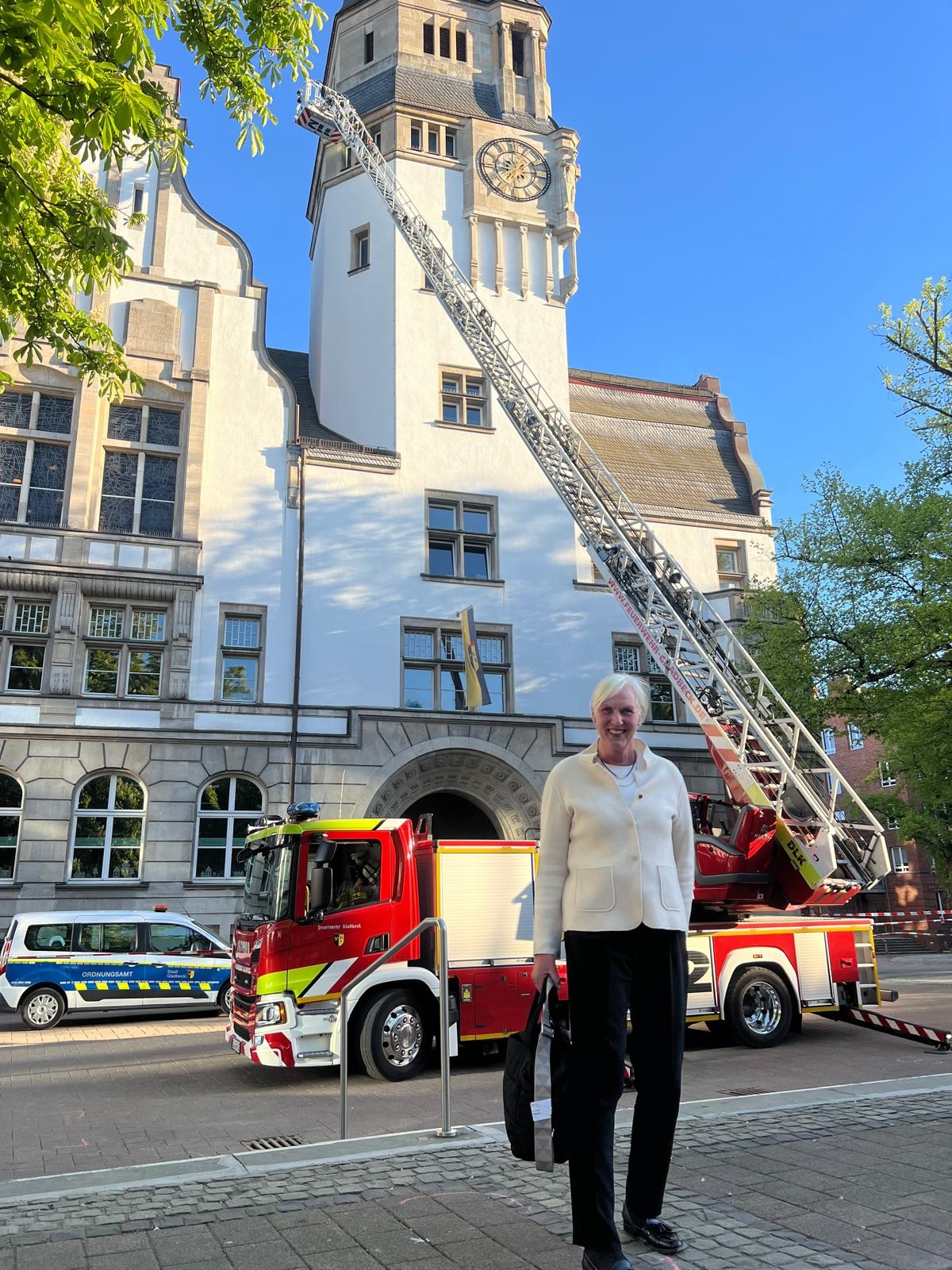 📍 Anregende Begegnungen zum 1. Mai in meinem Wahlkreis
Auftakt beim DGB-Empfang in Gladbeck mit einem Feuerwehreinsatz am Rathausdach.
Feierlicher Gottesdienst zum 140-jährigen Jubiläum der Freiwilligen Feuerwehr in Kirchhellen. „Hier wird Gleichberechtigung in der Gemeinschaft gelebt“, so die Feststellung des Pastors.
Abschluss beim Frühlingsfest der Türkisch-Islamischen Gemeinde in Bottrop.