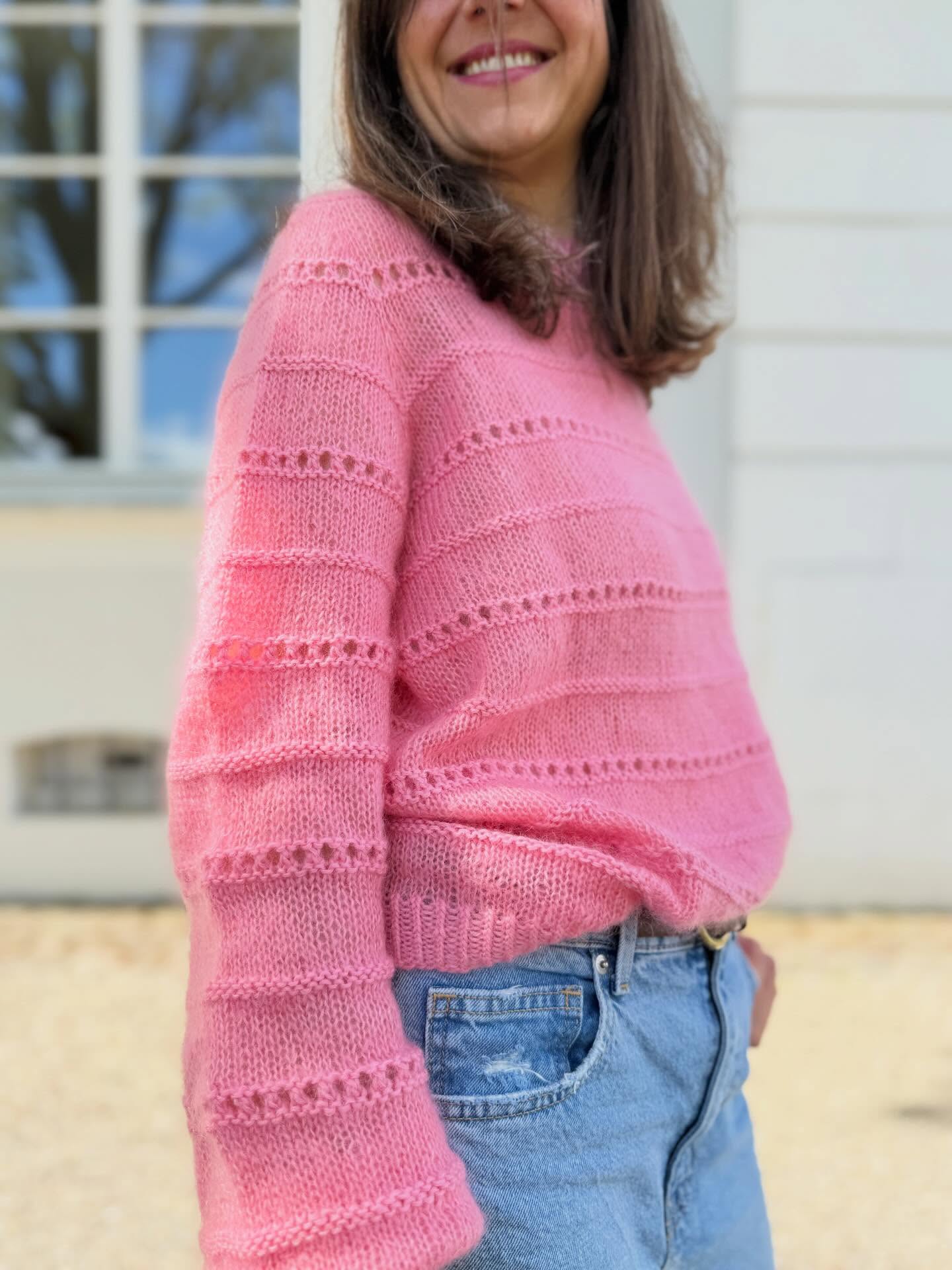 I am currently gathering a lot of knitting projects of my test knitters in my office as I am having big plans for the weekend and I cannot wait to tell you more about it 💕 One of these sweaters is the pink #ronisweater made by @sassysassili - which I enjoyed wearing today a lot 🤩 Additionally, I just received the Danish translation of the pattern and added it to my Webshop and Ravelry ☺️ The Polish and French versions will follow in a few weeks!
.
.
.
Pattern by me - Roni Sweater - and available now in German and in English on my website and Ravelry ✨
.
Yarn: Arwetta and Tilia in the shade Flamingo by @filcolana
.
Advertising
.
#knitting #knitwear #stricken #strickenmachtglücklich