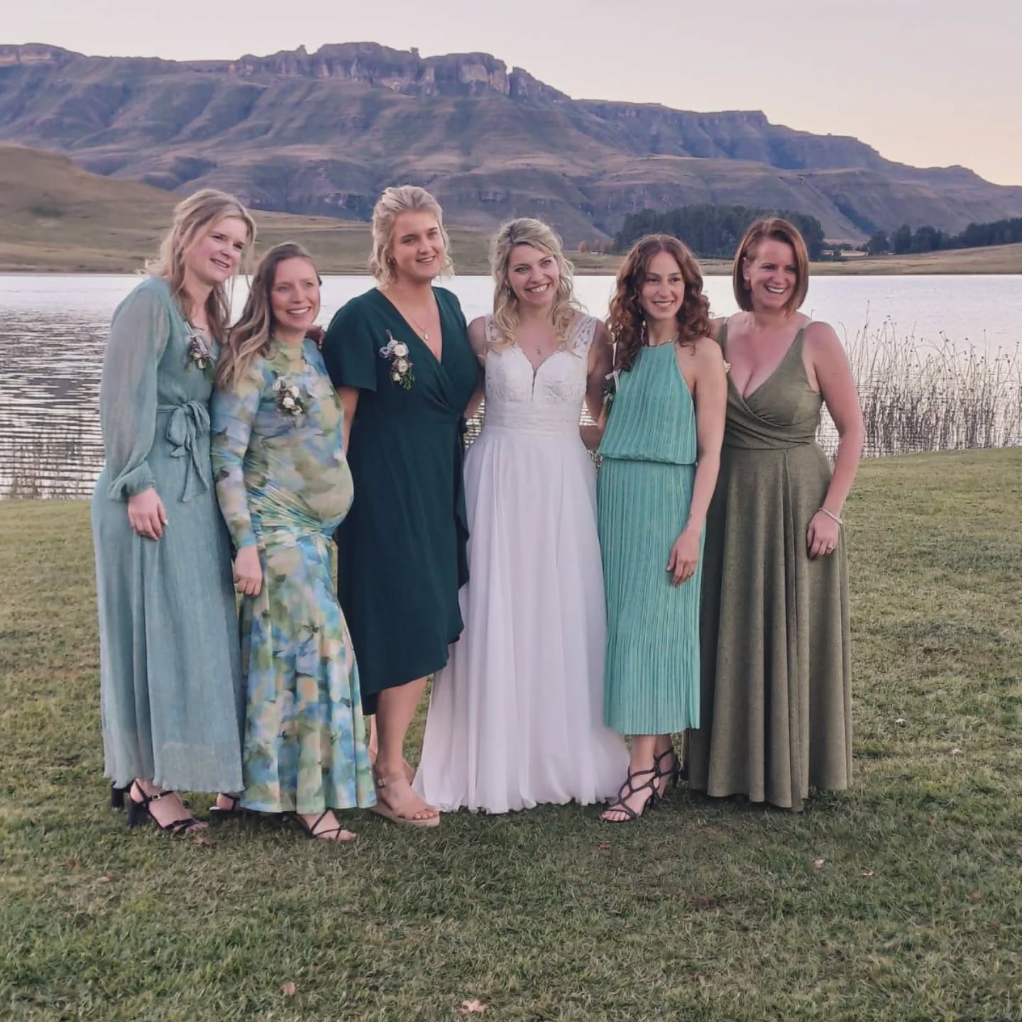 Wat een prachtig weekend hebben we achter de rug ✨
Samen met vrienden en familie uit Nederland en Zuid-Afrika kwamen we bijeen op een wel heel bijzondere plek: Sani Valley Nature Lodges, aan de voet van de Sani Pass.
En wat een reden om te vieren… Yara en Ryan zijn getrouwd! 💍
@sanivalleylodge
@yarpete