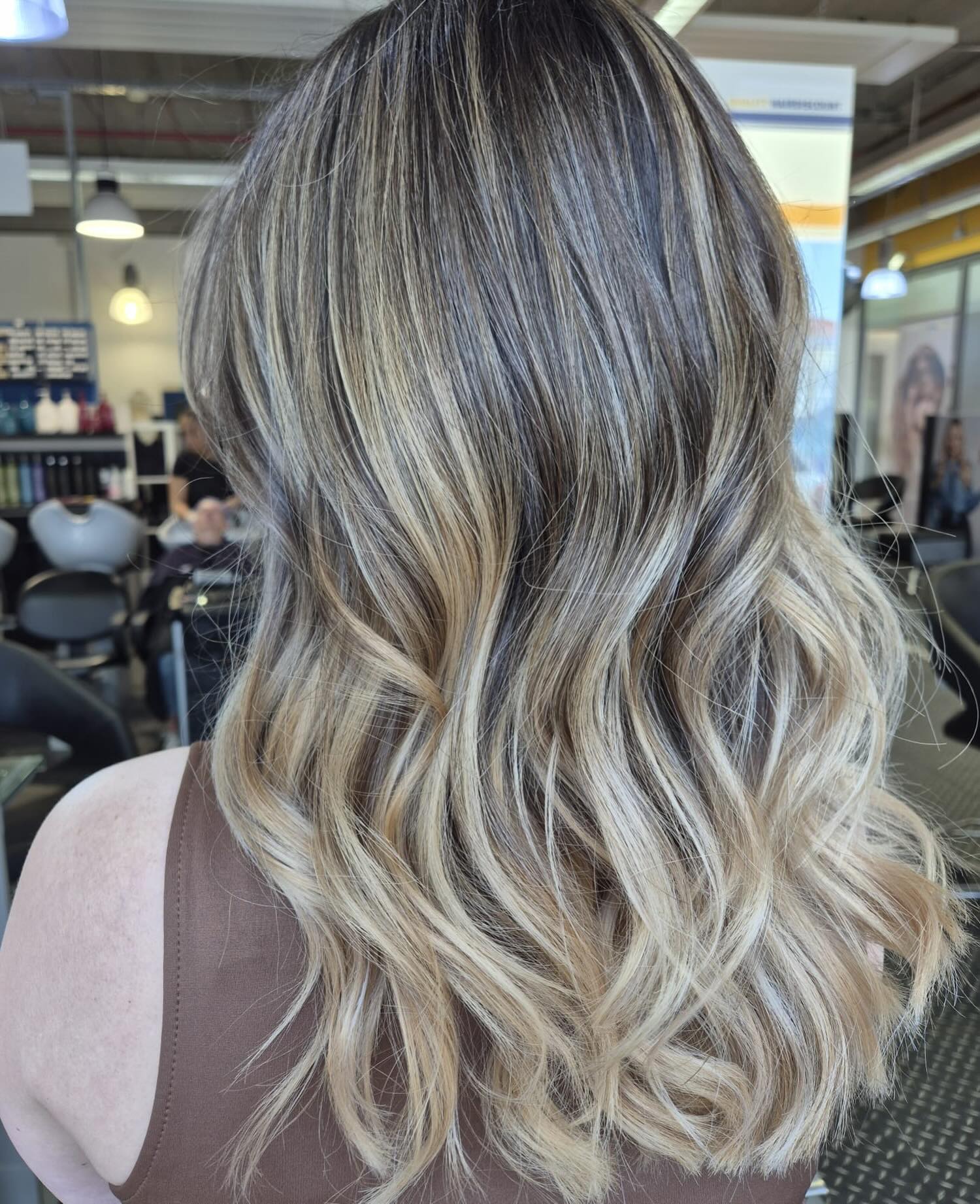 On adore la saison printemps-été🌸💇🏼♀️
📍Ryanhair Mersch
💇🏼♀️Par Carla
#salondecoiffure #balayage #luxembourg