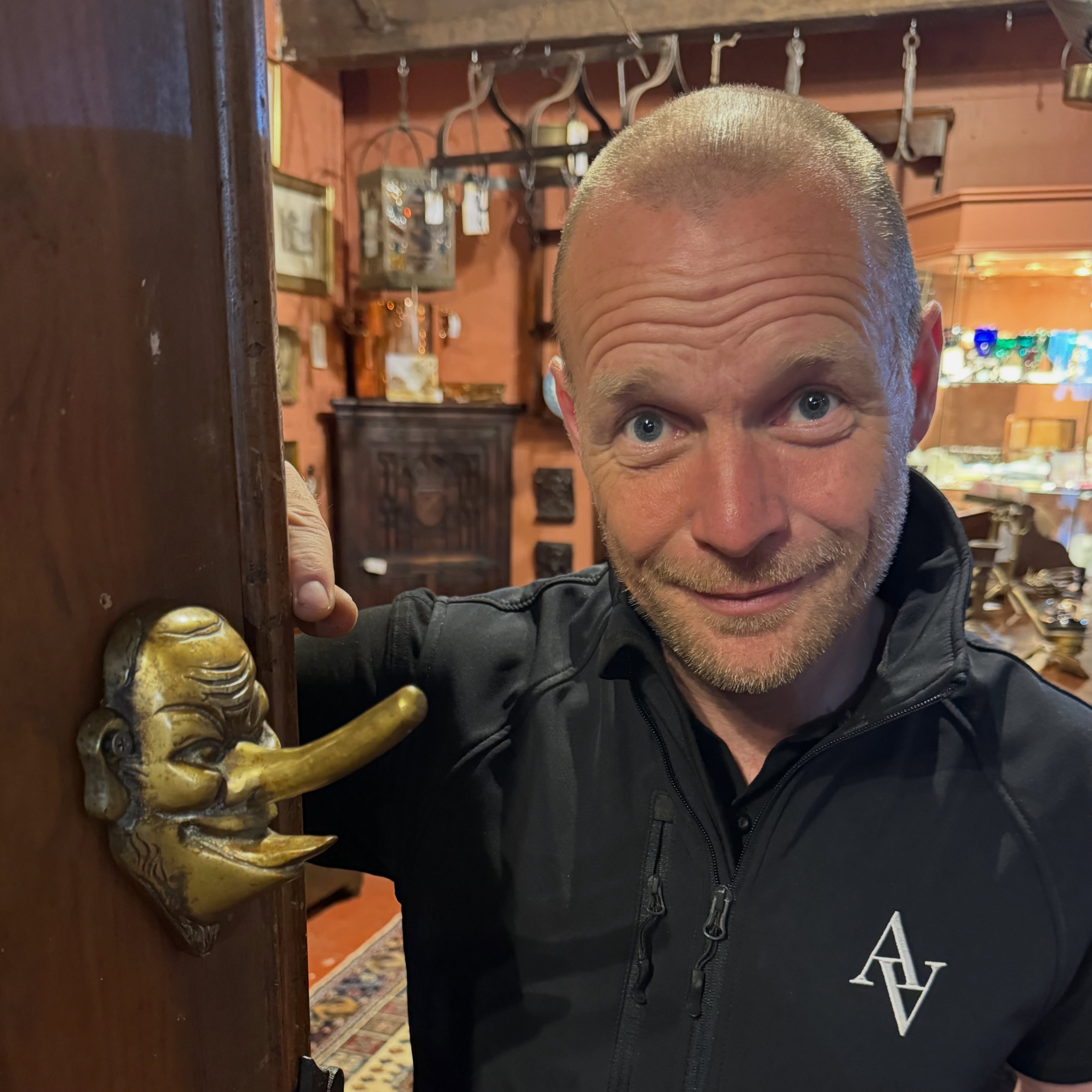 Can you guess what this unusual brass object was actually used for? 🤔
We spotted this character at The Antique Village today, and it’s certainly turning heads…
Is it a door knocker, a handle, something practical… or simply decorative?
Drop your guesses below – no cheating!
We’ll reveal the answer on the post tomorrow.
#guesswhat #guess #whatisit