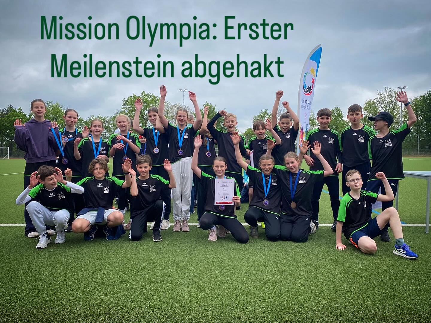 Starker Tag für unsere Teams in Schwarzheide! Die U14 Mädels holen sich einen überragenden 3. Platz und die Jungs sichern sich beim Kreisfinale JtfO einen starken 4. Platz. Wir sind mega stolz auf die Performance – Schwarzheide war ein voller Erfolg!
#JTFO #Schwarzheide #U14 #TeamPower #SportSpirit