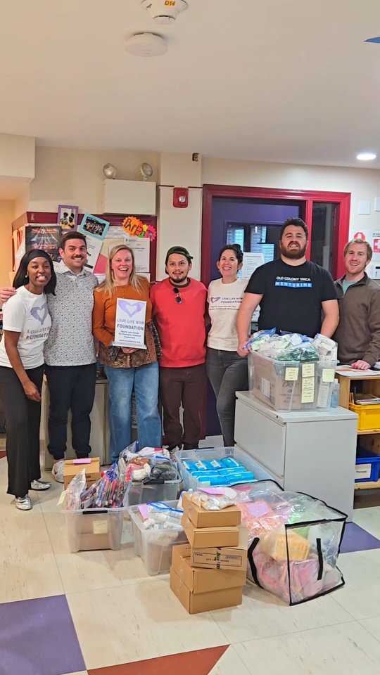 Huge THANK YOU to the @FlagFlagBoston football league team members from the LGBTQIA+ community, for joining us last week to create a formalized inventory system for our quarterly Homeless Brown Bag and Care initiative 💜
Members sat in for a mini DV awareness presentation to understand how the issue affects all communities and the impact of their volunteerism, then got right to work... sorting, packing and labeling items to make us better equipped to serve others 💜
This work doesn't happen without hearts and hands volunteers and we are grateful 💜
#HeartsandHands #volunteers #commUNITY #LoveLifeNowFoundation #DVAwareness