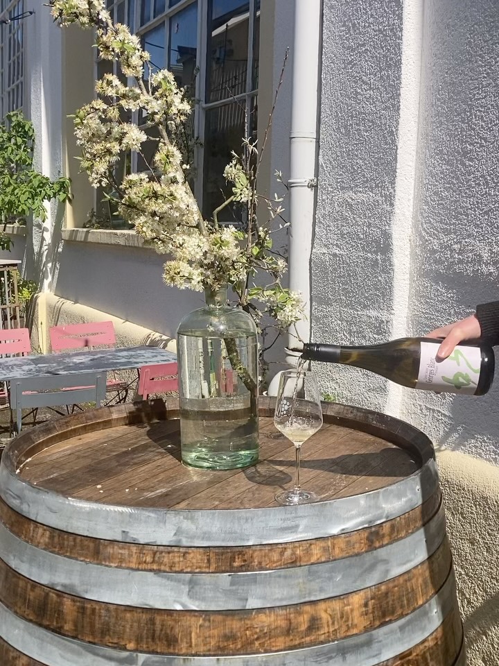PIWI & friends - mit Master of Wine Romana Echensperger und Sterneküche Jacobi aus Freiburg🍷
Freitag, 29.05.2026 | 19:00 Uhr I Weingut Andreas Dilger | Urachstraße, Freiburg, Anmeldung erforderlich
Wir begrüßen Romana Echensperger bei uns im Weingut – eine von 10 Masters of Wine in Deutschland mit einem besonderen Interesse für PIWIs, Naturweine und ökologischen Weinbau.
Die ehemalige Sommelière des Drei-Sterne-Restaurants Vendôme arbeitet heute international als Weinexpertin, Autorin und Verkosterin. Freut euch auf einen spannenden Abend mit sechs Weinen und drei „Grüßen aus der Küche“ des Sternerestaurants Jacobi.
Kosten: 55 € pro Person, Mitglieder des Solidarischen Weinbergs 50 € pro Person.
Dauer ca. 2 Stunden. Begrenzte Plätze.
Anmeldung unter info@weingut-andreas-dilger.de. #freiburg #wine #piwi #wein