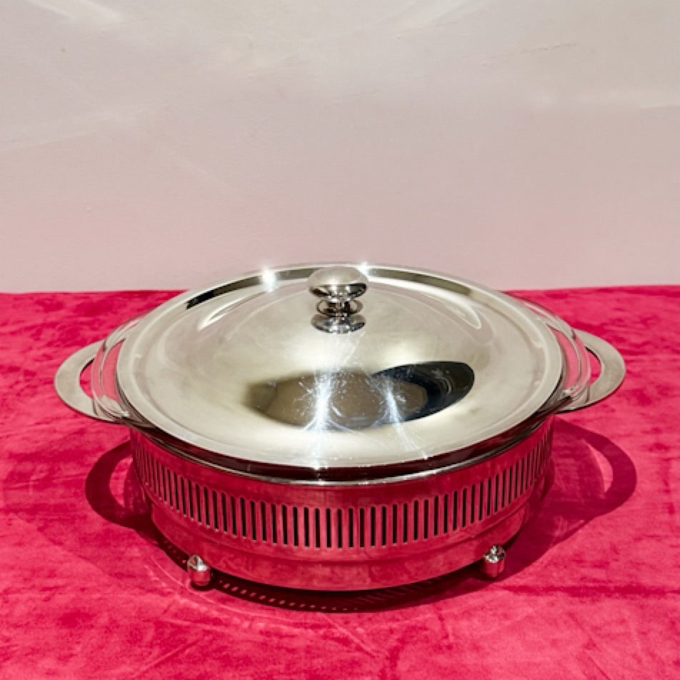 Charmant et extrêmement pratique , ce légumier couvert en métal argenté dispose à l’intérieur d’un plat en verre Pyrex.
Le plat pouvant aller au four et au micro onde.
Avant de retrouver son support en métal argenté pour une jolie présentation sur table .
Hauteur : 9 cm
Ø : 22 cm
En très bel état .
Participé et élégance au rdv
🛒 prix et disponibilité dans la boutique en ligne lien dans la biographie.
#legumier #argenterie #artdelatable #pyrex