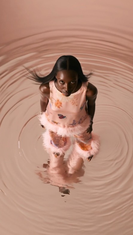 You don’t know if you can touch it…
but you can feel it.
The movement of the fabric, the feathers, the presence.
A fashion piece created somewhere between reality and imagination. ✨
#Style3D #3DFashion #DigitalFashion #AI #CGI