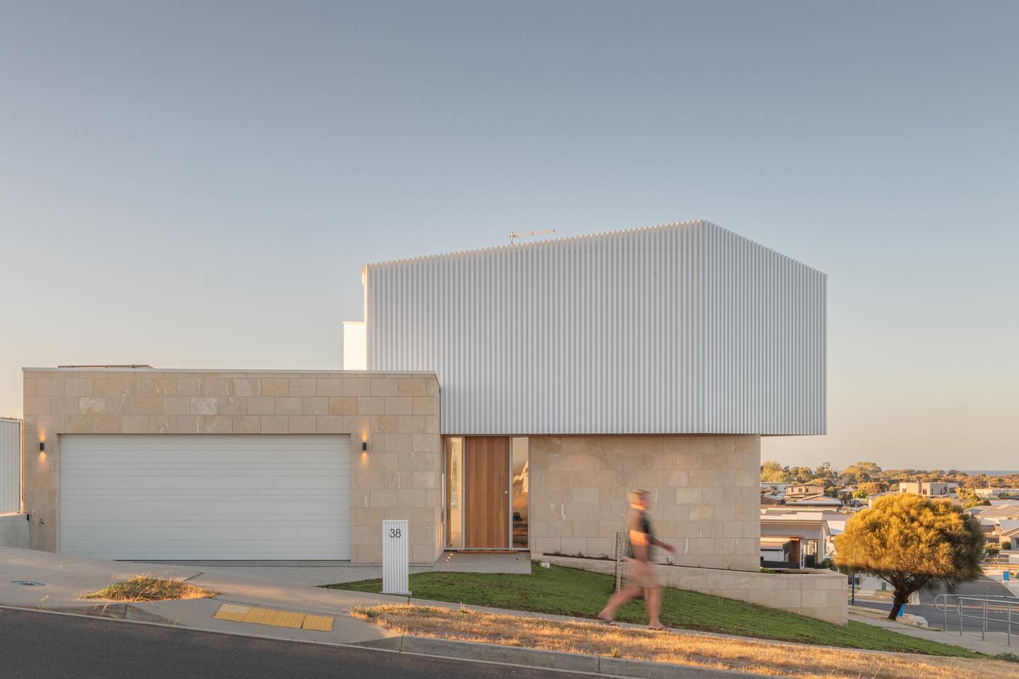 Hero Shot Alert
Stunning Australian home, designed by Jaron and team at Starbox, built by Sam and the team at Laing homes.
Featuring our Australian Oyster Honed Limestone Blocks
————
Architect. @starbox_architecture
Laing homes @lainghomes
Photography native design agency
Stone - Oyster Limestone Honed Blocks available exclusively at Limestone Australia