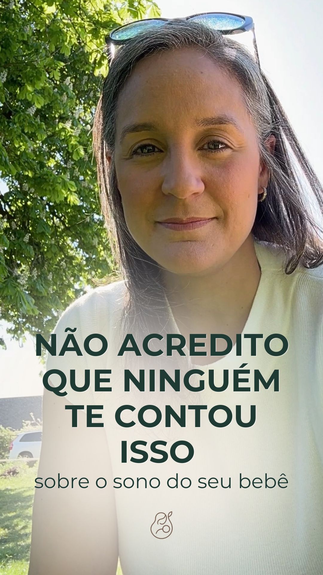 Seu bebê fica muito cansado…�e mesmo assim não dorme melhor?
Parece contraditório, mas é isso que acontece.
Quando o bebê passa do ponto de sono,
o corpo não relaxa.
Ele entra em estado de alerta.
O cérebro libera mais hormônios para manter o corpo acordado,�mesmo quando ele já está cansado.
E isso muda completamente o sono.
O bebê adormece com mais esforço.
O sono fica mais leve, mais fragmentado,�e os despertares começam a aparecer ao longo da noite.
Por isso, “cansar mais” não resolve.
Muitas vezes, piora.
O sono melhora quando o corpo chega no momento certo para descansar.
Nem antes.�
Nem depois.
No ponto em que ele ainda consegue relaxar�e se entregar ao sono com tranquilidade.
Se o seu bebê parece muito cansado,�chora, demora para adormecer�ou acorda várias vezes durante a noite,
talvez não seja falta de sono.
Talvez seja excesso.
Se isso está acontecendo por aí,�
me segue por aqui.