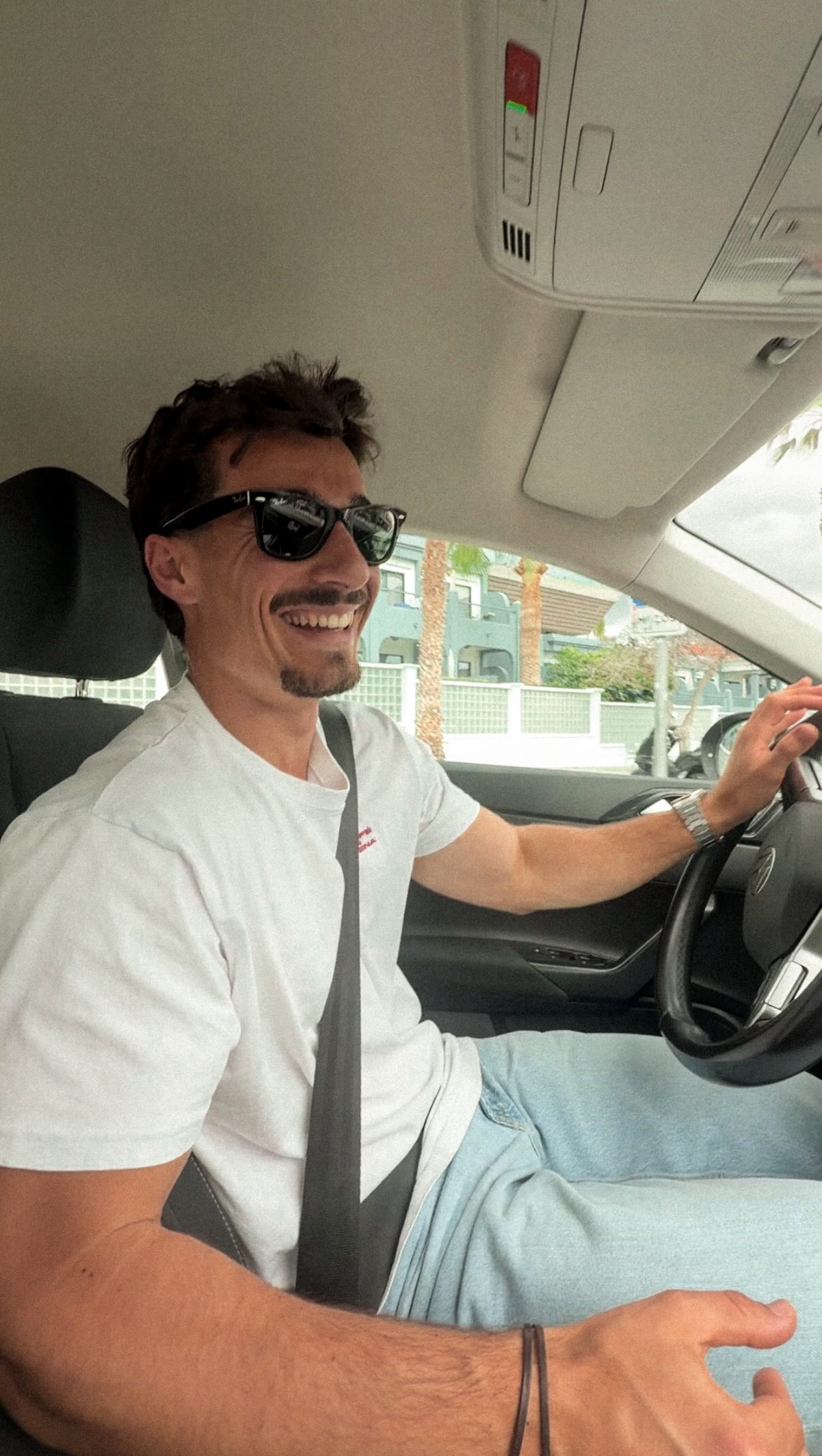 Recap de una escapada muy fit por Tenerife 🏋🏽♂️
Tengo agujetas hasta en las uñas de los pies, con eso os digo todo.
Eso sí, pudimos aprovechar para recorrernos la isla entera gracias a que alquilamos coche.
Nosotros lo cogimos en @goldcarrental con el servicio Key`n Go para no tener que esperar a la llegada en el mostrador. Vas a la máquina, metes el número de reserva y en menos de 2 minutos tienes las llaves de tu coche listas para disfrutar 🚗⚡️
Si queréis pegaros una escapadita, tenéis 10% dcto. con mi código ROBERTONUFISA en reservas de más de 3 días, hasta el 31/07. No seas tontx y aprovecha!!🫱🏽🫲🏼
Retomamos curro y entrenos normales🧡
A seguir disfrutando con salud😎
#tenerife #goldcar #fitexperience #nutricionista #vlog Publi