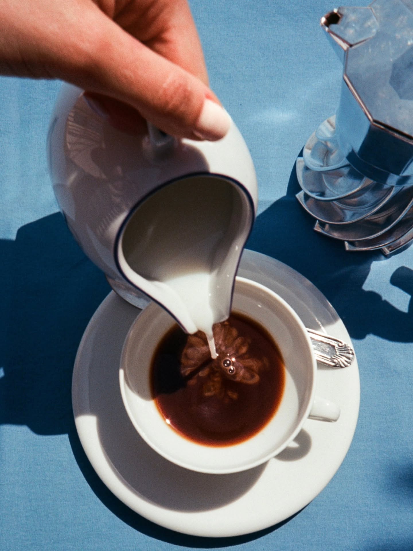 Every morning, the first thing I do is make myself a moka coffee.
In less than two minutes, it’s ready.
I pour it into my favorite mug, add milk, and make it exactly the way I like it.
That’s the beauty of the moka:
you choose the balance, the strength, the amount of milk.
Your coffee becomes personal.
As the cold milk meets the hot coffee, the temperature becomes perfect instantly — ready to drink, ready to begin the day.
Simple. Familiar. Italian.
This is my favorite way to make coffee. ☕
Production: @freemad
Creative Direction:
@freemad and
@__sara_________________
Photography: @__sara_________________
Location: @casacaroseno