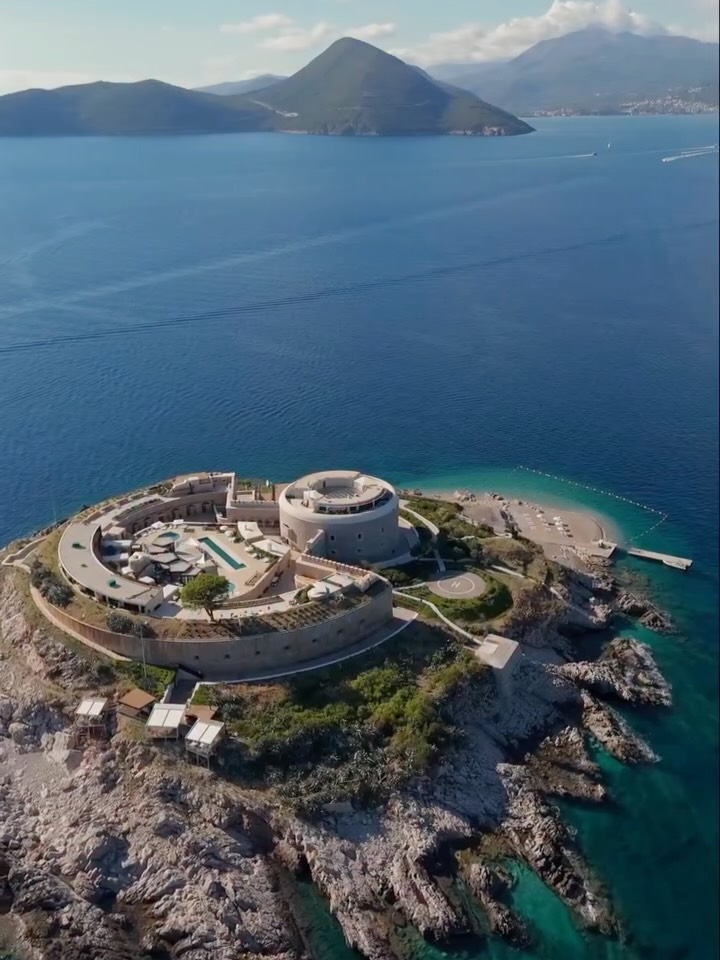 Kurban Bayramı için vizesiz bir kaçış planlayanlara güçlü bir öneri: Mamula Island Hotel. Karadağ’da, Adriyatik Denizi’nin ortasında yer alan 19. yüzyıl kalesinden dönüştürülen otel; yalnızca tekneyle ulaşılan konumu, 32 deniz manzaralı odası, holistic spa alanı, Michelin geçmişine sahip şefi ve Design Hotels seçkisine giren mimarisiyle öne çıkıyor. Türkiye’den vizesiz seyahat edilebilmesi ise Mamula Island’ı bu yazın en dikkat çeken lüks getaway rotalarından biri haline getiriyor.
@mamulaisland
