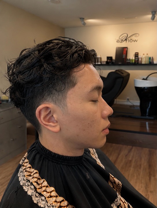 Soft texture perm for a natural messy look.
#textureperm #mensperm #koreanperm #hairstylist #etobicokehairstylist