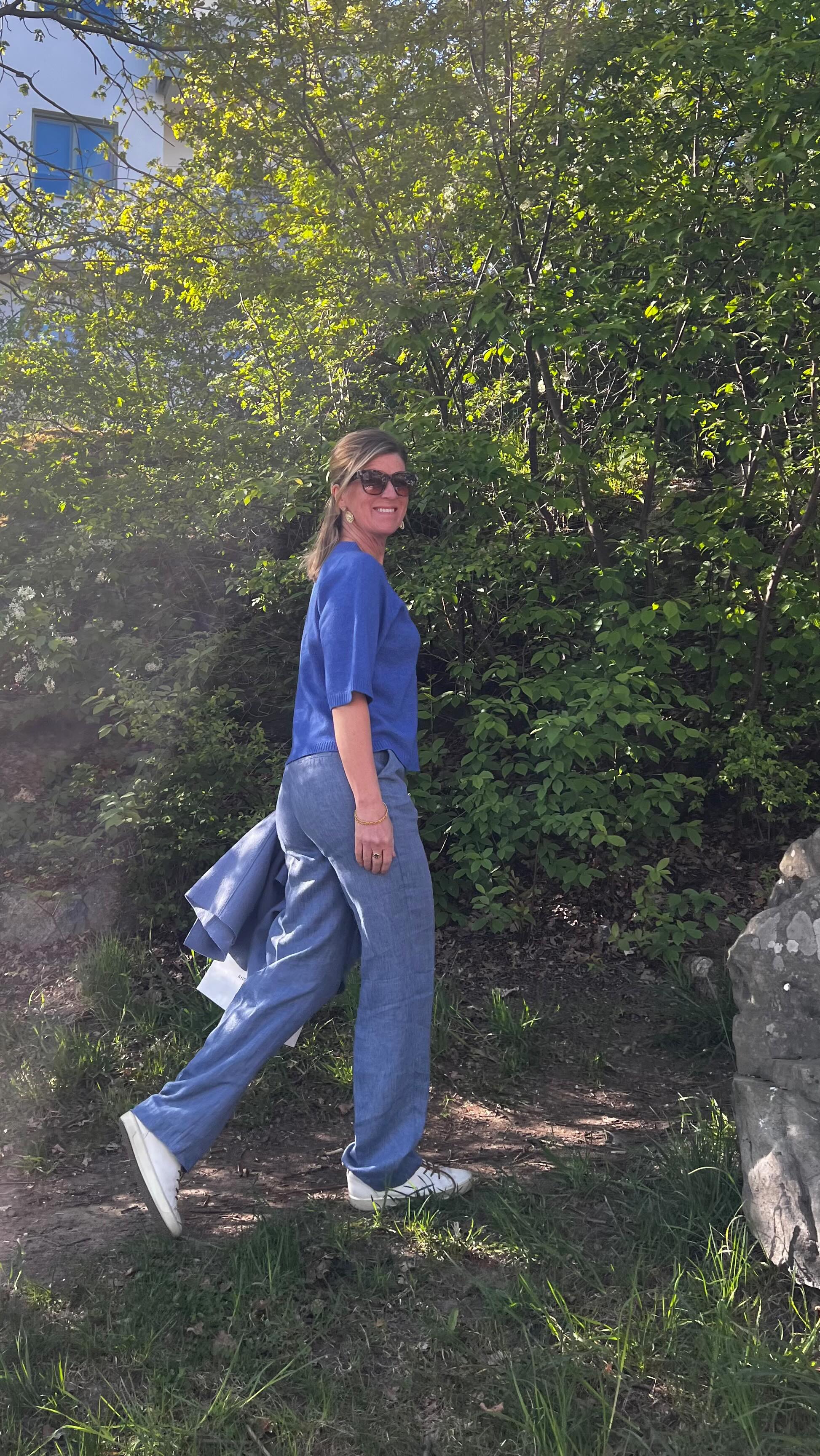 Summering av lördagen ☀️☀️☀️
Lördag på IP med kioskpass, match och snack ⚽️
Lite häng på terrassen i solen -
och middag hos vänner på ön #underbarastoraessingen 🍷✨
@privateshopperstockholm
Outfit
Tröja: @_biancoeblu
Byxa: @zara från förra året
Skor: @ecco
#dinneroutfit #stylinginspiration #styleguide #blueoutfit