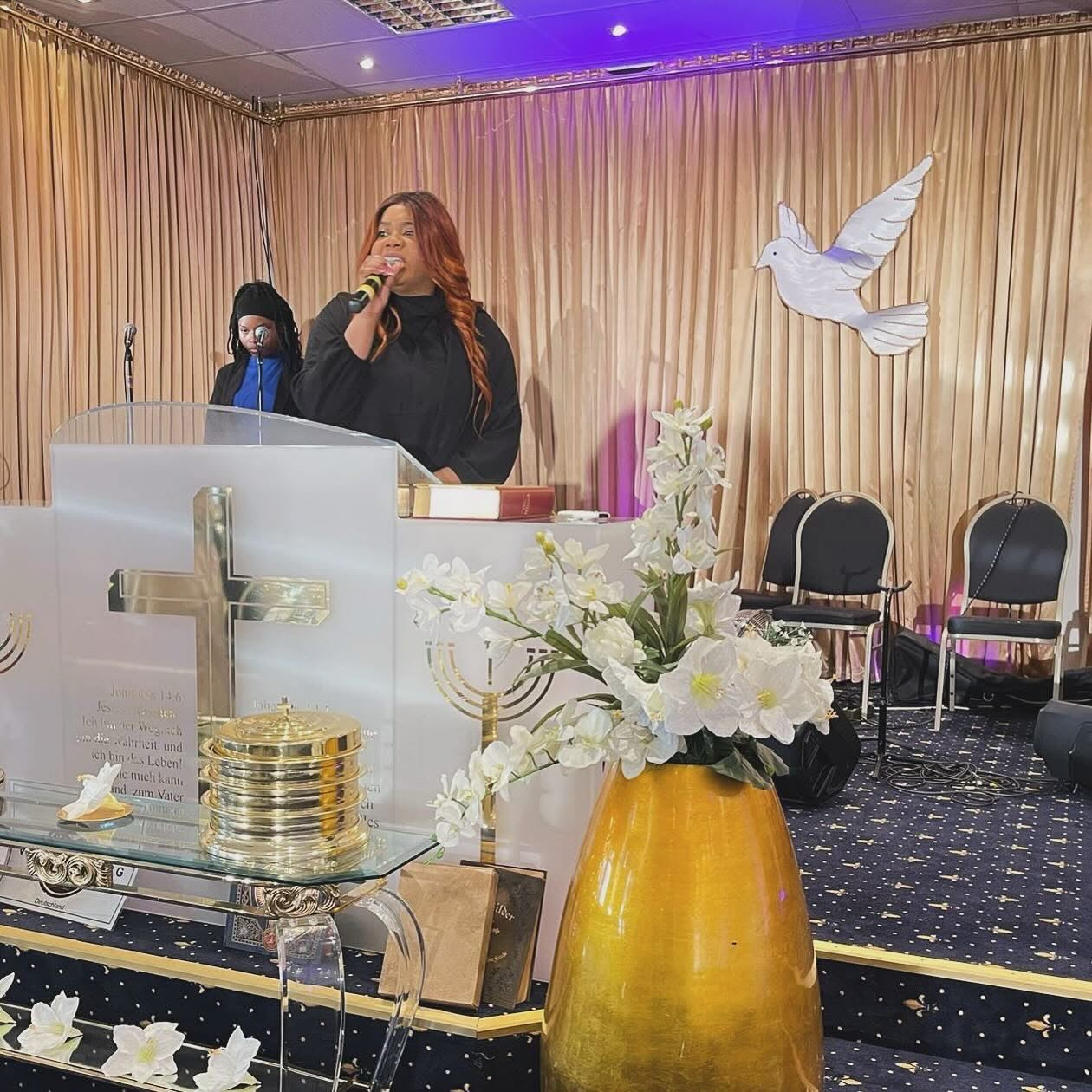 🎉🥳Alles Gute zum Muttertag
an Mama Vany und allen Müttern unter uns.
✅Sie ist ein Model, eine Inspiration,
Eine Mentorin, ein Beispiel in der Gesellschaft sowie im christlichen Glauben.
Sie provoziert uns seit Jahren durch private Mentorings und Coachings als Christen erfolgreich zu werden.
🇩🇪Ihre Predigten und Konferenzen bringen uns immer wieder raus aus der Komfortzone.
“Eine christliche Frau kann mehr als nur beten und Kinder Zeugen”
Diese Lehre in den Konferenzen hat viele von uns Kraft gegeben was unseren Fähigkeiten was zu tun.
Mama Vany, wir wünschen dir an diesem Tag viel Liebe, langes Leben und Schutz des Herren im Namen Jesu.
Wir sind dankbar dich zu haben ❤️🙏🏽🎁🎊🎉