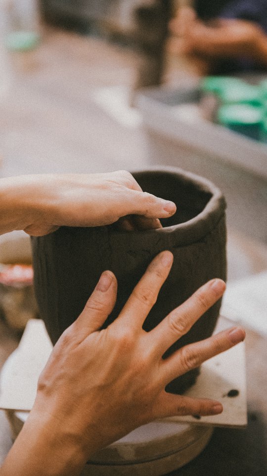Sunday at the studio 🌻✨
Slow music, clay-covered hands, coffee somewhere nearby… and a vase slowly taking shape.
These are my favourite kinds of days — quiet, simple, creative.
No rushing, just working with clay one step at a time.
Handmade ceramics always begin this way 🤍
soft forms, small details, and patience through every stage of the process.
handmade ceramics • ceramic vase • pottery studio • slow living • artisan ceramics • handmade pottery Germany • ceramic artist • studio life • pottery process • flower vase handmade • ceramics Munich
