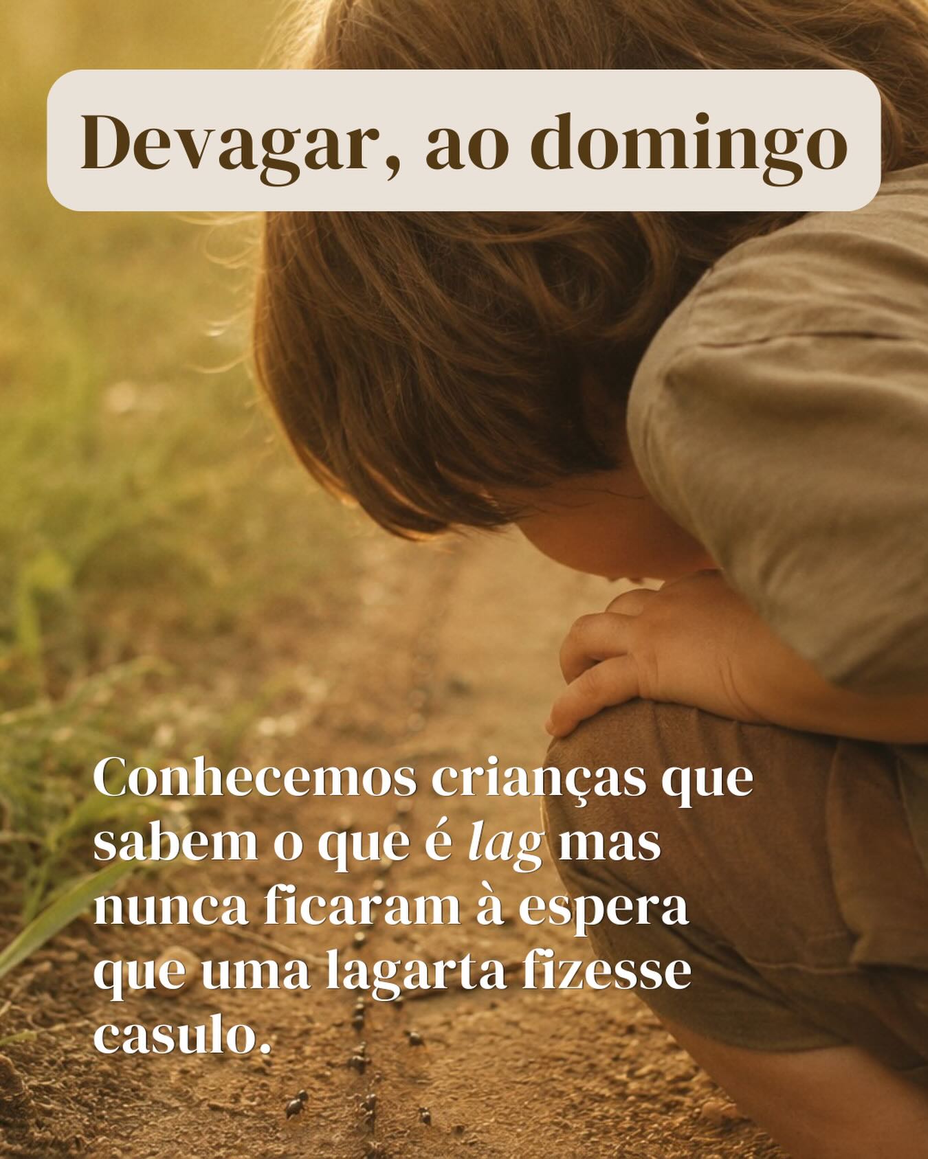 Conhecemos crianças que sabem o que é lag mas nunca ficaram à espera que uma lagarta fizesse casulo.
Há qualquer coisa profundamente estranha no facto de uma geração inteira conhecer melhor algoritmos do que árvores.
Os adolescentes de hoje vivem rodeados de estímulo: imagens, informação, ruído, mas cada vez menos contacto com o real: vento, silêncio, animais, rios, terra, chuva, fogo, pedras, estações.
Robert Bly escrevia que a mente humana precisava de habitar o mundo vivo para se sentir segura. Não apenas aprender sobre ele, mas observá-lo. Demorar-se nele
Talvez parte da ansiedade contemporânea venha daqui: uma mente hiperativada, mas desenraizada.
Sabemos navegar ecrãs antes de sabermos ler nuvens.
Consumimos imagens da natureza sem quase nunca lhe pertencer.
E depois perguntamo-nos porque tantos jovens vivem cansados, anestesiados, desconectados, incapazes de encontrar chão dentro de si.
Talvez o problema não seja excesso de sensibilidade.
Talvez seja falta de realidade.
Porque há uma diferença entre ver coisas incríveis e conseguir ver verdadeiramente as coisas reais.
Talvez educar hoje também seja isto: devolver os miúdos ao mundo vivo antes que procurem refúgio em mundos virtuais, artificiais ou dissociados.
Não para rejeitar a tecnologia.
Mas para que a experiência humana continue a ter corpo, tempo, presença e pertença.💛
👉O que é que os teus miúdos ainda têm tempo de observar devagar?
(ps: lag é quando a internet “engasga” e o ecrã congela por um segundo. Perguntas-te? Era esse o objetivo, os miúdos sabem isso antes de saberem o que é o vento do norte.😉)