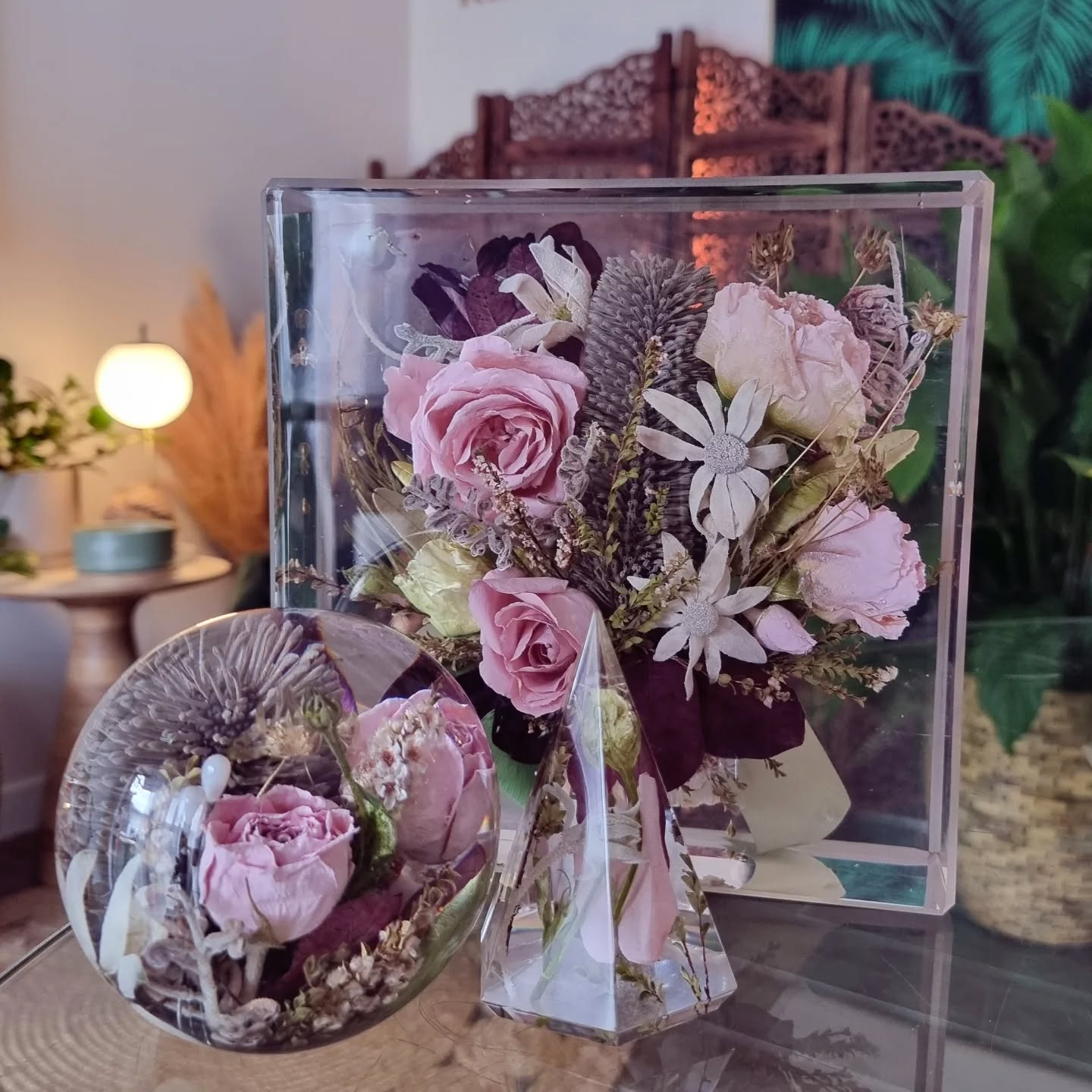 🌷 Forever obsessed with our 'Trio Set' resin keepsake bundle. A larger square piece that allows enough space to include most of your blooms, big or small & a matching orb showcasing your smaller elements. Plus the addition of your 'Amora Diamond', a functional keepsake for your wedding rings to rest on. 🌷