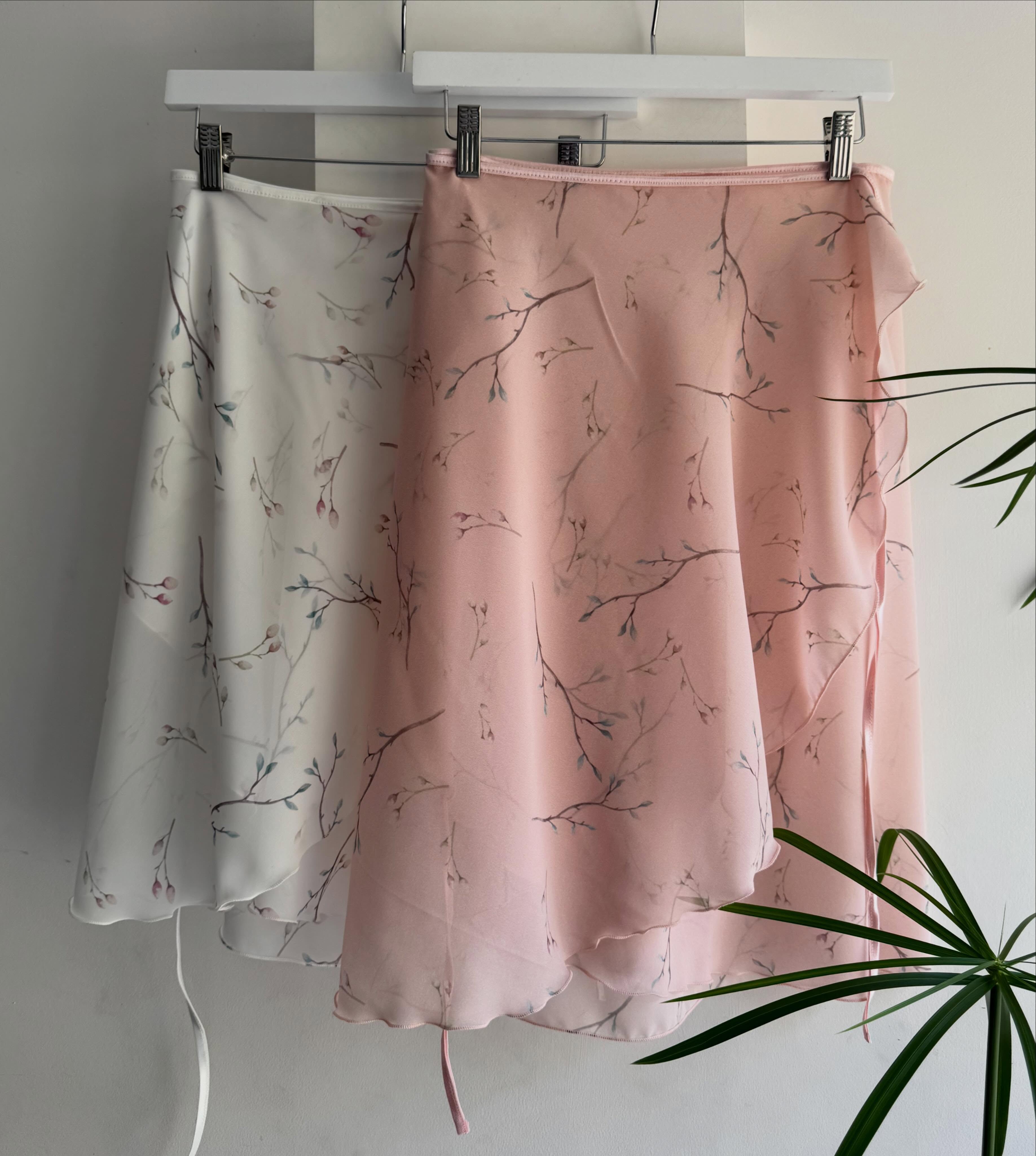Ballet wrap skirts don’t have to be standard issue plain, factory produced or one size fits all.
My skirts are handmade, size inclusive and made to order - minimal waste, lovely fabric, and a choice of shapes.
Here’s Vintage Blossom (pink) and Winter Blossom (ivory) - both perfect for dancing all year round!!
#balletskirt #adultballet #adultballetgang #balletwear #balletforall