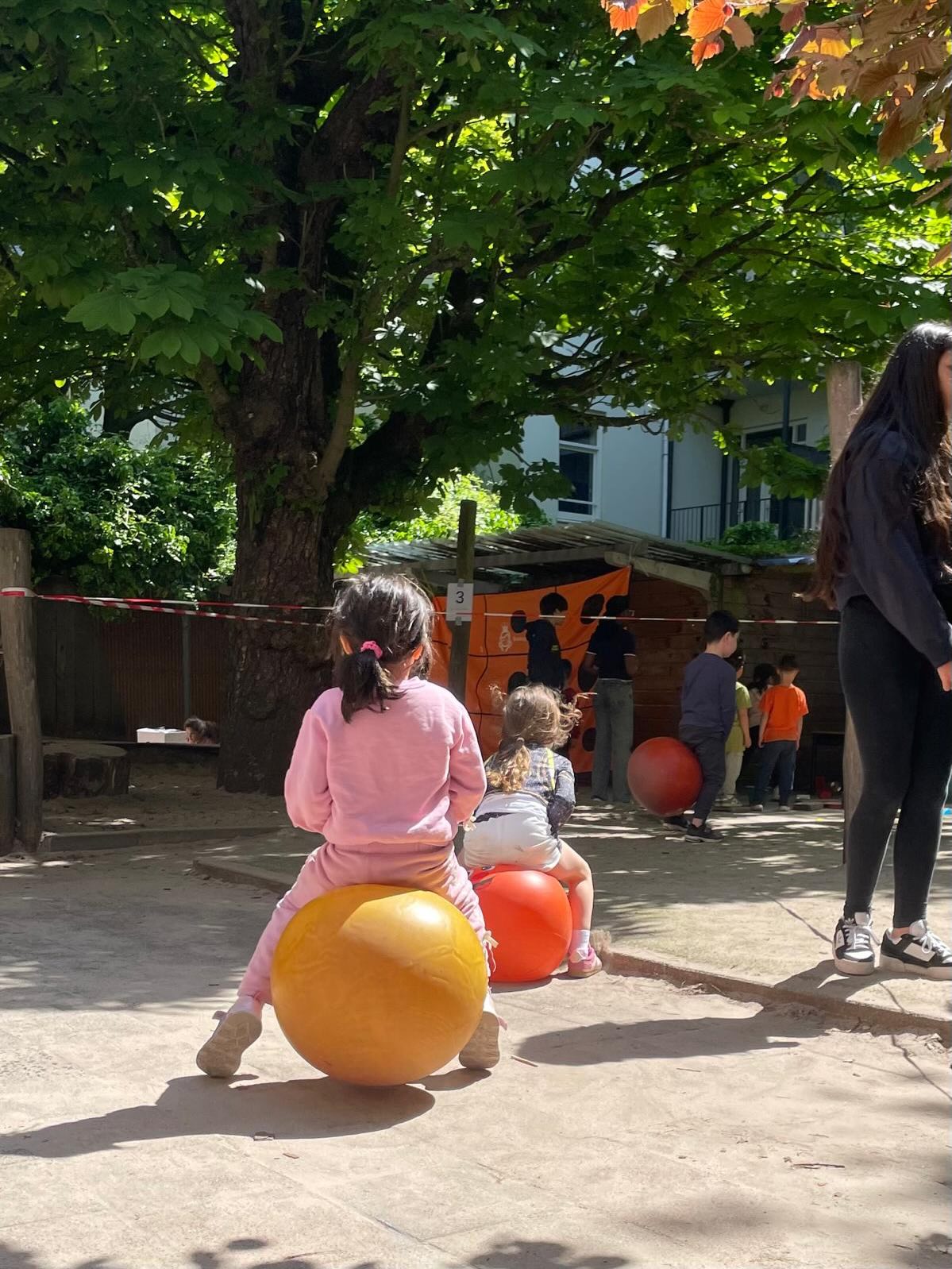 Afgelopen vrijdag was de sportdag van groep 1/2. De kinderen van groep 8 begeleiden de kleuters tijdens deze sportieve dag. 🌞🏃🏼♀️🏃♂️🏃♀️🏃🏾♂️