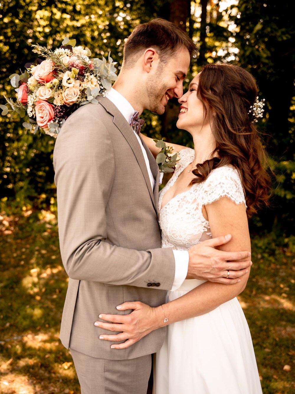 Worauf euch an eurem Hochzeitstag niemand vorbereitet?
Der Tag wird einfach wahnsinnig schnell an euch vorbeiziehen, und an manches werdet ihr euch im Nachhinein dann garnicht mehr erinnern können 😃. Auch deshalb lohnt es sich, in eine erfahrene Fotografin zu investieren, die die kleinen Augenblicke und auch großen Momente für euch festhält. So könnt ihr euren Tag immer wieder erleben - und viele Situationen auf Bildern entdecken, die sonst an euch vorbeigezogen wären 🩷.
_________
Hi, ich bin Isabel - deine Wohlfühl-Fotografin mit Herz für Hochzeiten & Familien in Weikersheim und Würzburg. Für emotionale Fotos, die euch zeigen wie ihr seid, seid ihr bei mir genau richtig!
Isabel Heine Fotografie
www.herz-und-gold.de
isabel@herz-und-gold.de
Fotostudio Weikersheim, Hochzeitsfotos Bad Mergentheim, Hochzeit Weikersheim, Newbornfotos, Familienfotos, Babyfotos Mergentheim, Babybauchfotograf Main Tauber