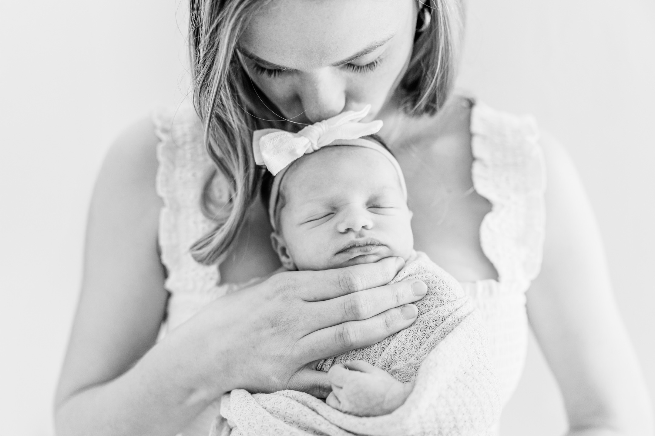Soft newborn snuggles, sleepy baby details, and the sweetest kind of love. Capturing these early days in a timeless, natural way will never get old ✨
#VirginiaBeachPhotographer #VirginiaBeachNewbornPhotographer #HamptonRoadsPhotographer #virginiabeachfamilyphotographer #VirginiaBeachMoms