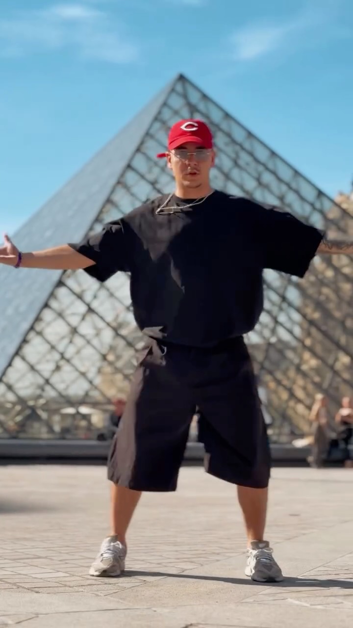 🇧🇷🇫🇷 RAFA’S STYLE 🇫🇷🇧🇷
That’s Rafa’s favorite song from the new album from Romeo and Prince 😮💨 The accents, the vibe! So he just had to do a men style at this masterpiece!
And of course that he wouldn’t miss the opportunity to dance at this beautiful view from the Louvre Museum in Paris 😱
⚠️ MEN STYLING ONLINE COURSE COMING SOON!
www.giovanayrafael.com
🎶 Menor - @princeroyce @romeosantos