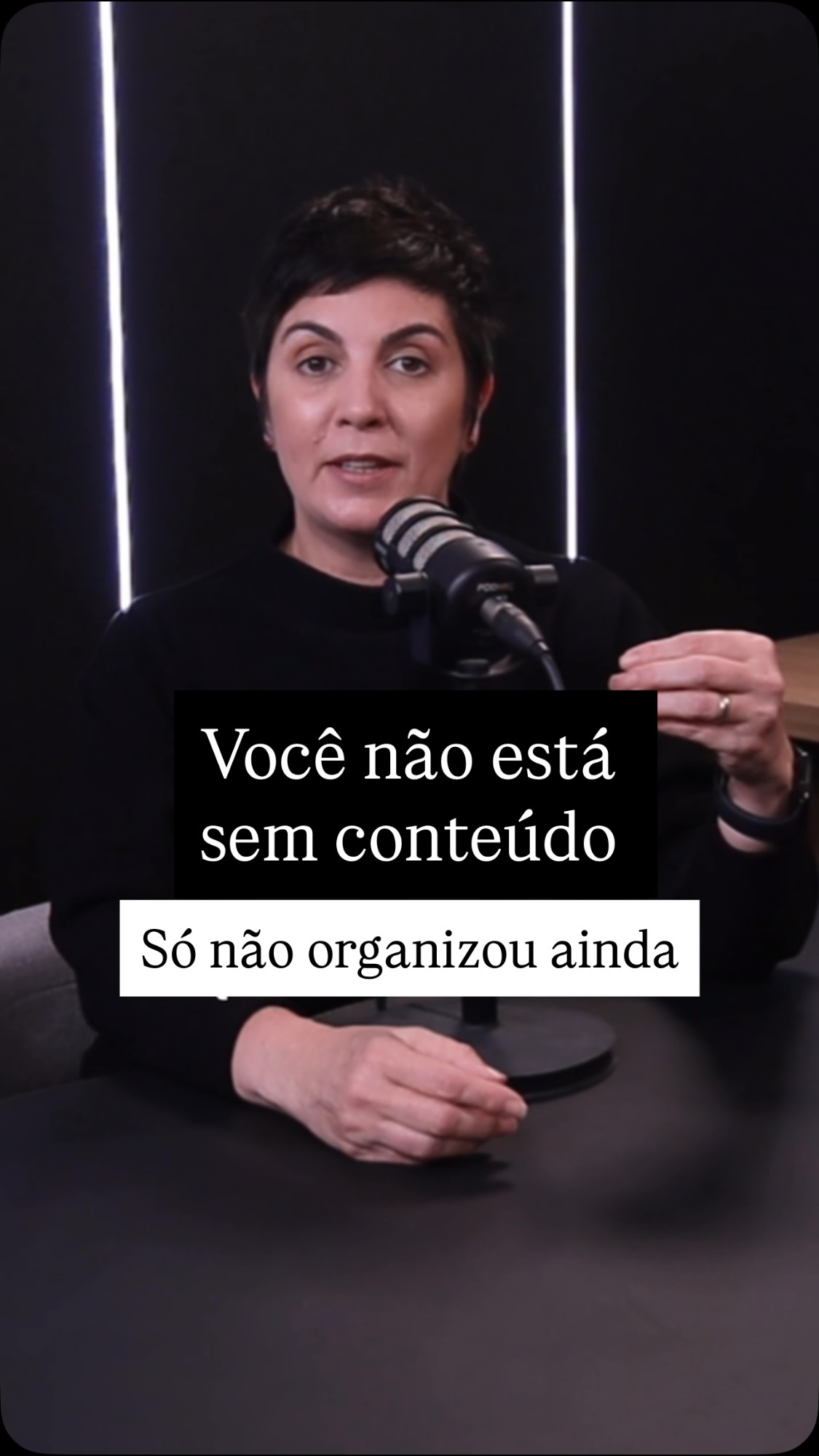 Ter experiência não significa saber comunicá-la.
Essa é uma das maiores dores de mulheres com trajetória consolidada.
Você tem repertório, conhecimento, história e autoridade.
Mas, muitas vezes, tudo isso ainda aparece de forma fragmentada na comunicação.
O problema não é falta de conteúdo, é dificuldade em transformar essa experiencia em comunicação estratégica.
Para isso é fundamental passar por uma curadoria.
Você precisa entender:
O que da sua história gera identificação.
O que prova autoridade.
O que revela seu método.
O que sustenta sua oferta.
E o que precisa ser compreendido pelo público certo.
Porque conteúdo estratégico não nasce apenas da pergunta: “
o que eu posto hoje?”
Nasce de: “qual percepção eu preciso construir?”
Sua experiência já tem valor.
Agora sua comunicação precisa mostrar isso.
Salve este post para lembrar: você só precisa de direção.