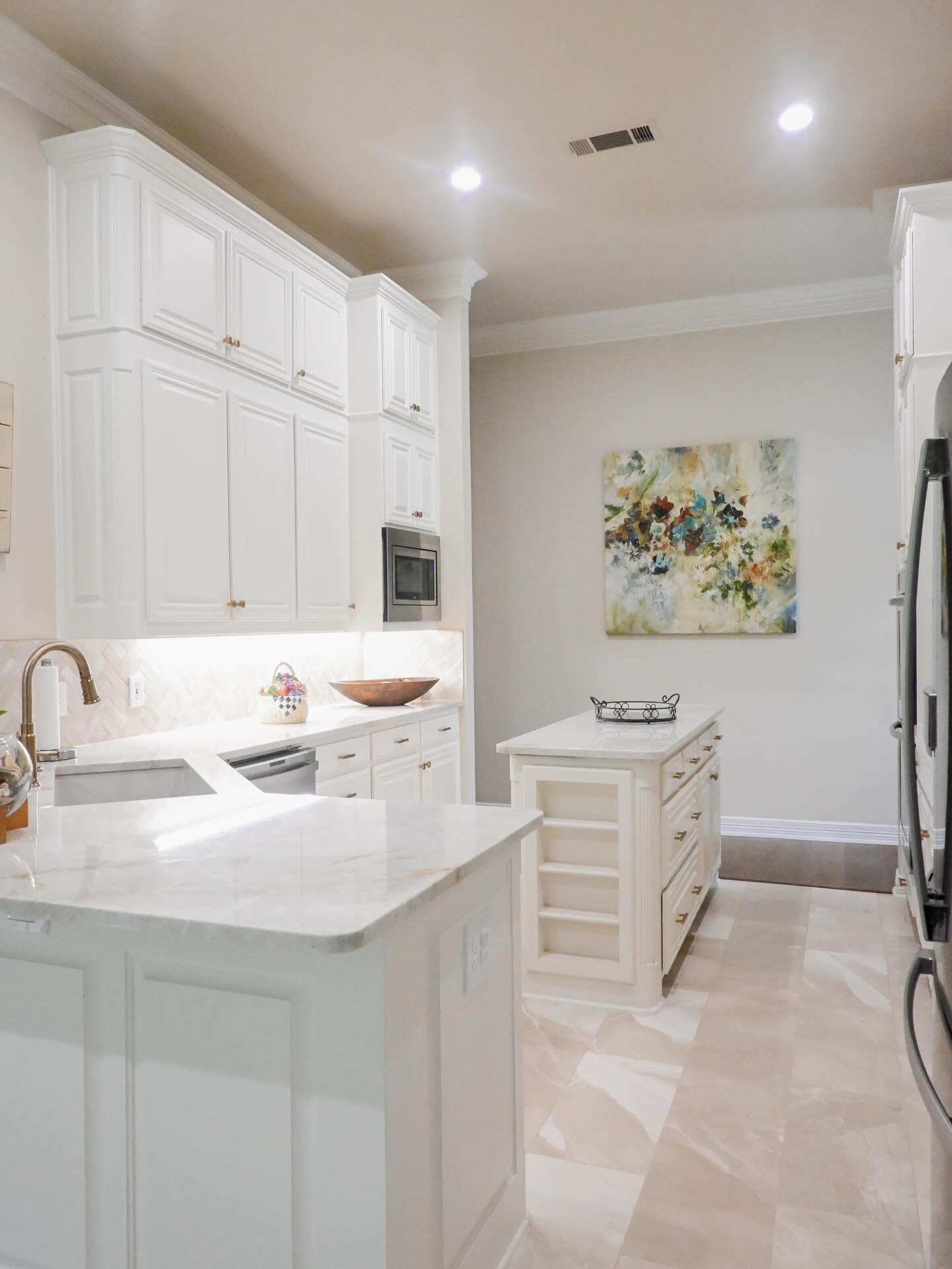Ahhhhh….just in time for spring. A breath of fresh air. What is your favorite feature in this freshly renovated kitchen? My favorite is in the comments. 🦋