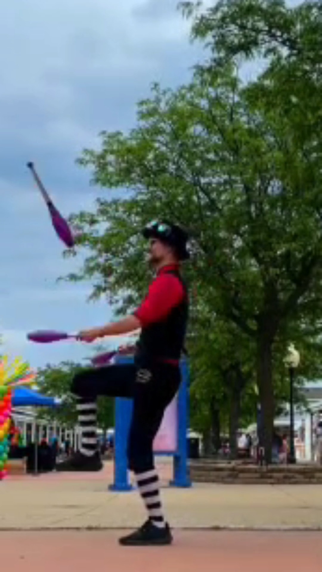 If something is flying through the air… people are stopping to watch 😄🎪
Juggling brings the laughs, the “wait, HOW?!” moments and just enough chaos to keep everyone locked in.
Be honest… how many seconds would you last before dropping everything? 😂
DM us to pre-book your spring juggling entertainment.
.
.
#Juggling #SpringEvents #EventEntertainment #FestivalFun #KidsEntertainment #FamilyFun #OutdoorEvents #magicalmemories❤️