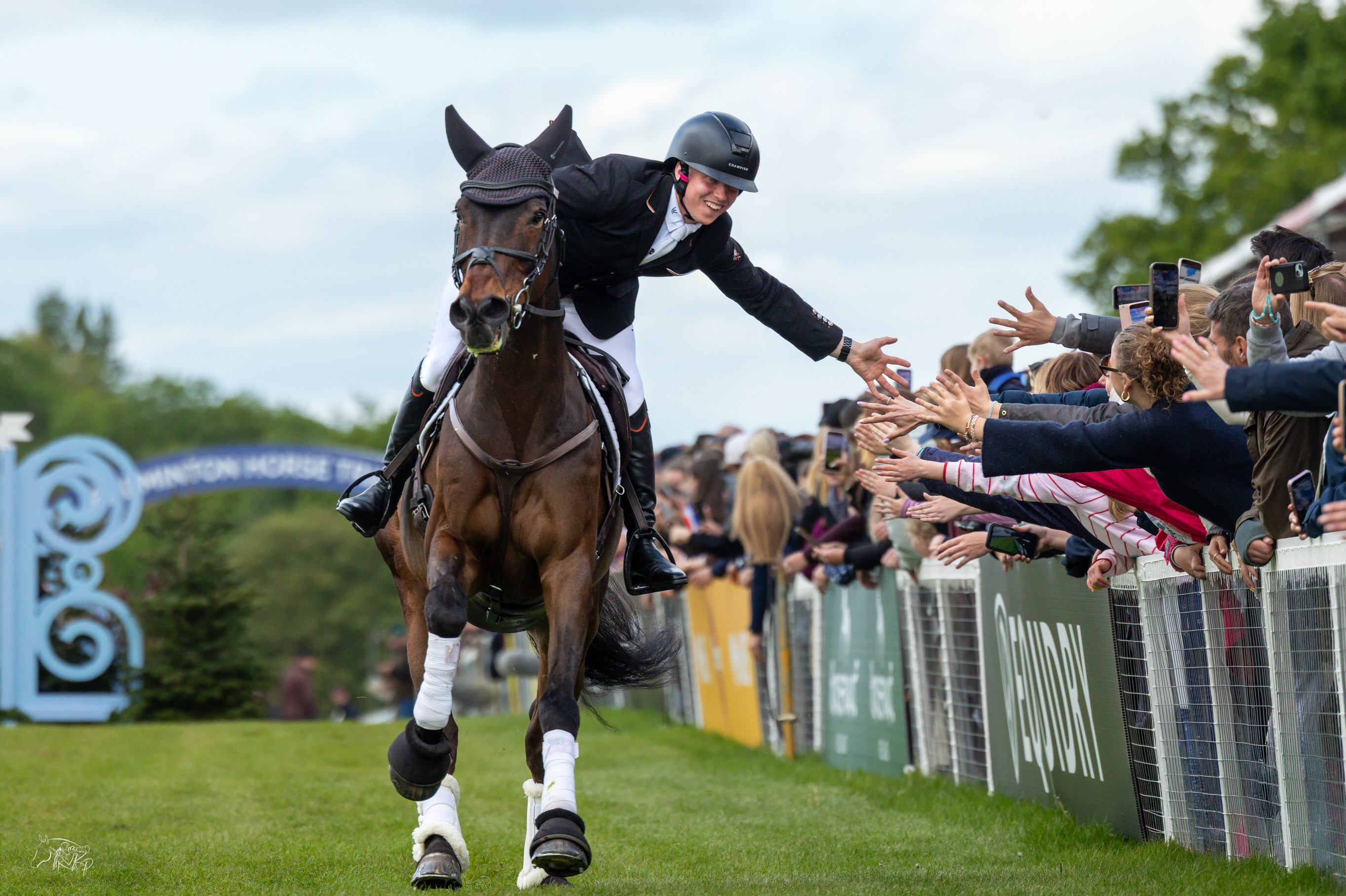 A special week for Brand Ambassador @tom_bird_eventing_! 🐎✨
Tom was awarded Best U25 Rider at the prestigious @bhorsetrials, an incredible achievement made even more special on a horse he backed himself. 👏
At just 24 years old, this also marks his 5th five-star completion. We couldn’t be prouder to have Tom representing Wolf Equestrian! 🐺🔥
📸: @kirsty_pasto
#WolfLondon #WolfEquestrian #BadmintonHorseTrials #JoinThePack #BestU25