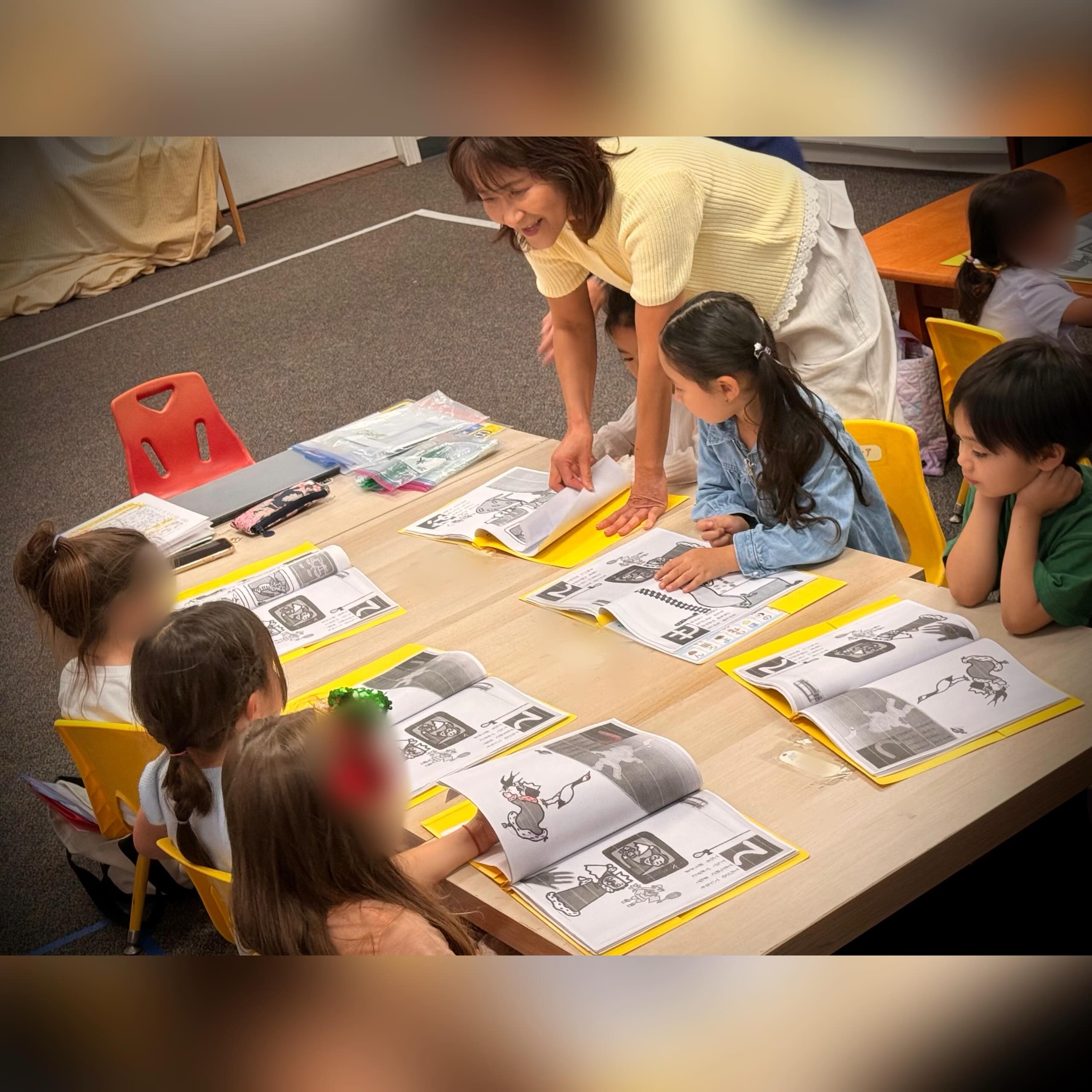 先日は、お忙しい中、あっぷる学習教室「のびのびクラス」の授業参観へお越しいただきありがとうございました。
新学期当初は、椅子に座ることから始まり、、姿勢、鉛筆の持ち方、発表する時は手をあげて→当てられたら「はい!」とお返事。などなど、、「のびのびクラス」で一つひとつ、学習の基礎を身につけていった子ども達。元気いっぱい音読や堂々と発表する姿に感動しました。具体物を使って、五感を働かせ、楽しみながら、日々の積み重ねと学びが子ども達の大きな自信へとつながりました☺️
<2026年度のびのびクラス&きらきらクラス受講生、募集中!>
新年度(9月)からは、「🩷のびのびクラス」の次のレベルとなる「🌟きらきらクラス️」がいよいよ新しく始まります!
「🩷のびのびクラス」、「🌟きらきらクラス」共に、あっぷる幼稚園の在園児だけでなく、卒園児、又は外部生のお友達の受講も大歓迎です。
お問合せ: 「あっぷる学習教室」 ➡ class@apple-chan.com 迄、お気軽にご連絡、下さい。