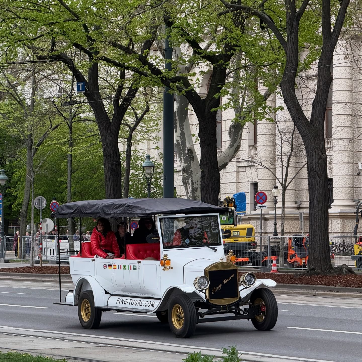 🚗✨ Vienna City Center Tour ✨🚗
Discover the heart of Vienna in a unique and relaxed way with Ring Tours Vienna.
Explore the city center while passing iconic landmarks, elegant streets, and historic architecture — all in a comfortable and stylish tour experience.
A perfect way to feel the atmosphere of Vienna in just one journey.
📍 Vienna City Center
🏛️ Sightseeing • Culture • Experience
🚘 Ring Tours Vienna
#Vienna #Wien #ViennaCityCenter #ViennaTour #RingToursVienna VisitVienna ExploreVienna CityTour ViennaVibes DiscoverVienna