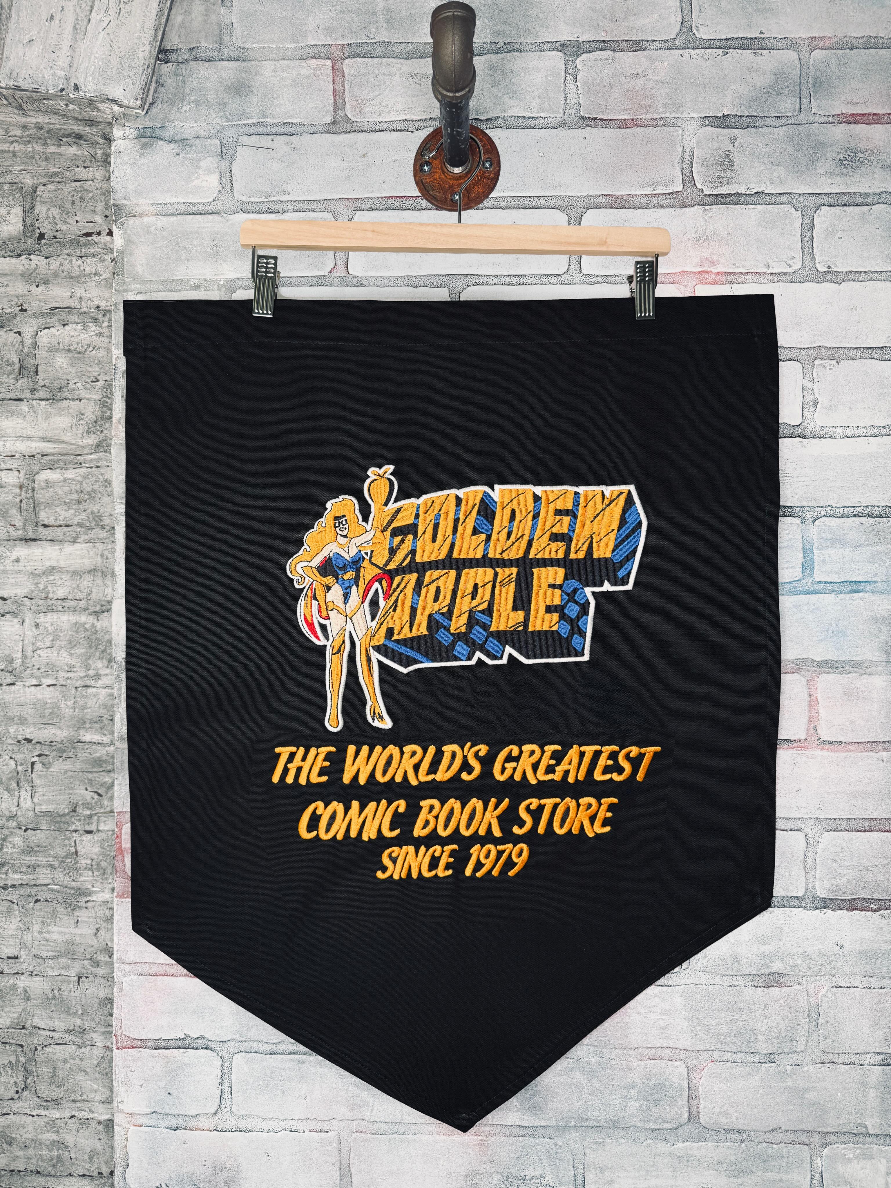 When I was in LA I went to @gapplecomics and the owner showed me a jacket his dad had made, and told me some stories about him. It was such a cool piece I decided to make him a banner in appreciation for his generosity. Looks like they found a spot to hang it in the store.
#huckmade #goldenapplecomics #banner #la #comics