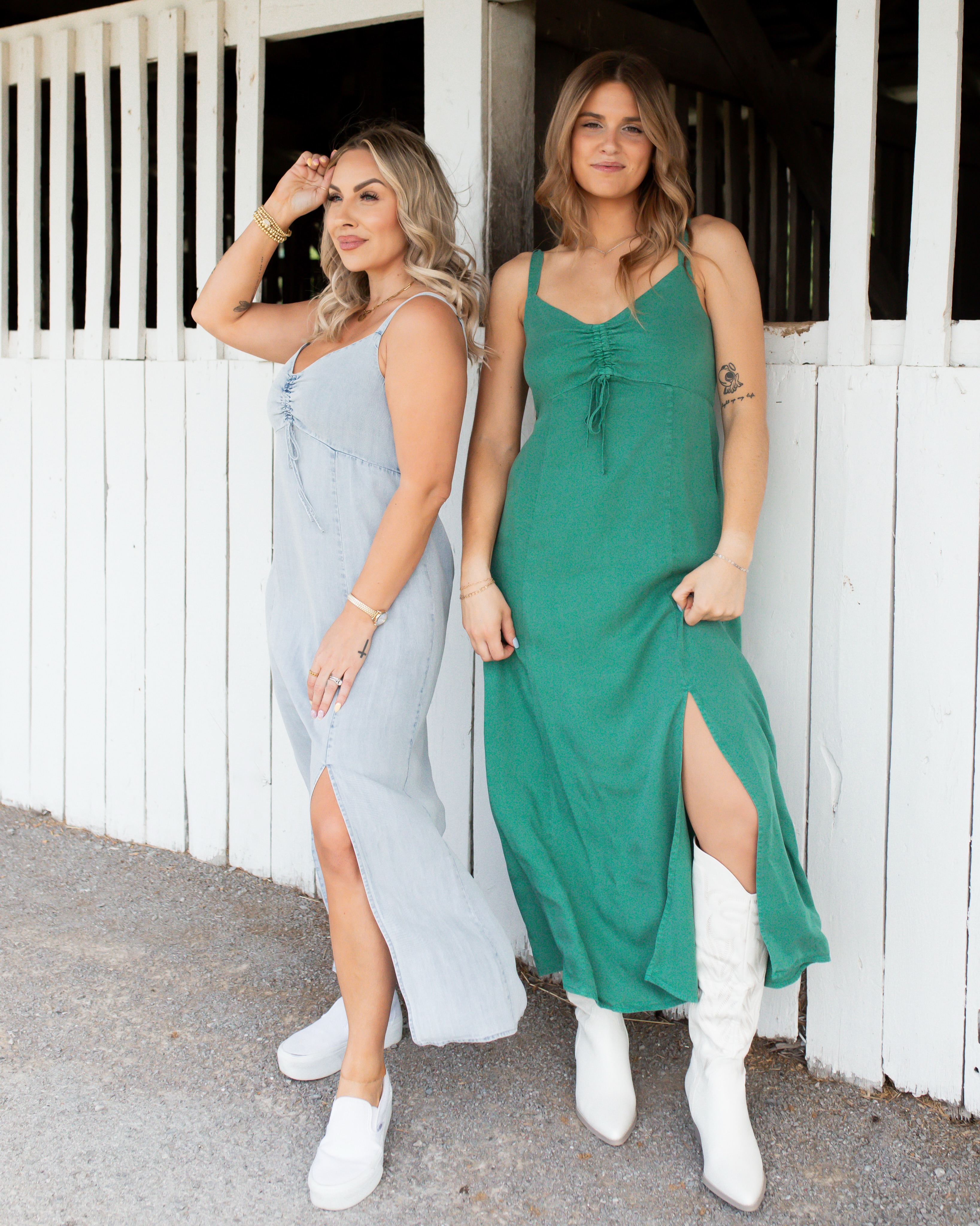 Meet the Renata Midi Dress from @gentlefawn ✨ The definition of effortless + versatile! 😍 Dress it up with boots or keep it casual with sneakers- either way it just works! Easy, flattering, and made for wherever your day takes you💅🏻✨
#gentlefawn #newarrivals #shopsmall #nashville #franklin
