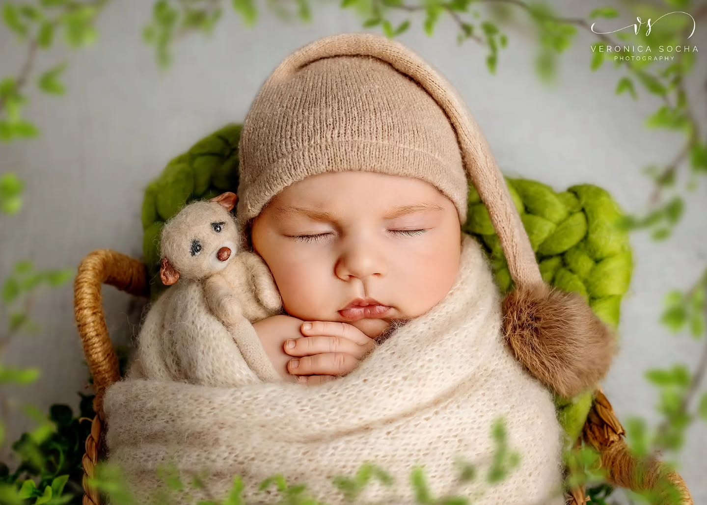 How perfect is he… 🥹
Those tiny lips.
That peaceful sleep.
And that little cuddle with his first best friend 🧸
This is exactly what I love most about newborn sessions —
creating something soft, natural and timeless, where your baby is the heart of every image 🤍
Every detail you see here is carefully styled…
🌿 earthy greens
🧺 cosy textures
🤍 gentle, baby-led posing
These early days go by faster than you can imagine…
One moment they fit perfectly in your hands…
and before you know it, they’ve already changed.
✨ That’s why newborn photography isn’t just photos — it’s preserving a moment you can never get back.
📍 Based in Swindon – specialising in fine art newborn photography
👶 Sessions ideally take place within the first 2–3 weeks
✨ Limited availability each month
📩 Message me to book your session or secure your due date
_________________________________________
https://www.veronicasphotography.com/contact
#SwindonPhotographer
#NewbornPhotographySwindon
#WiltshirePhotographer
#NewbornSession
#BabyPhotoshoot
SwindonMums
NewbornPhotographerUK
FineArtNewborn
BabyAntos
TimelessPhotography
