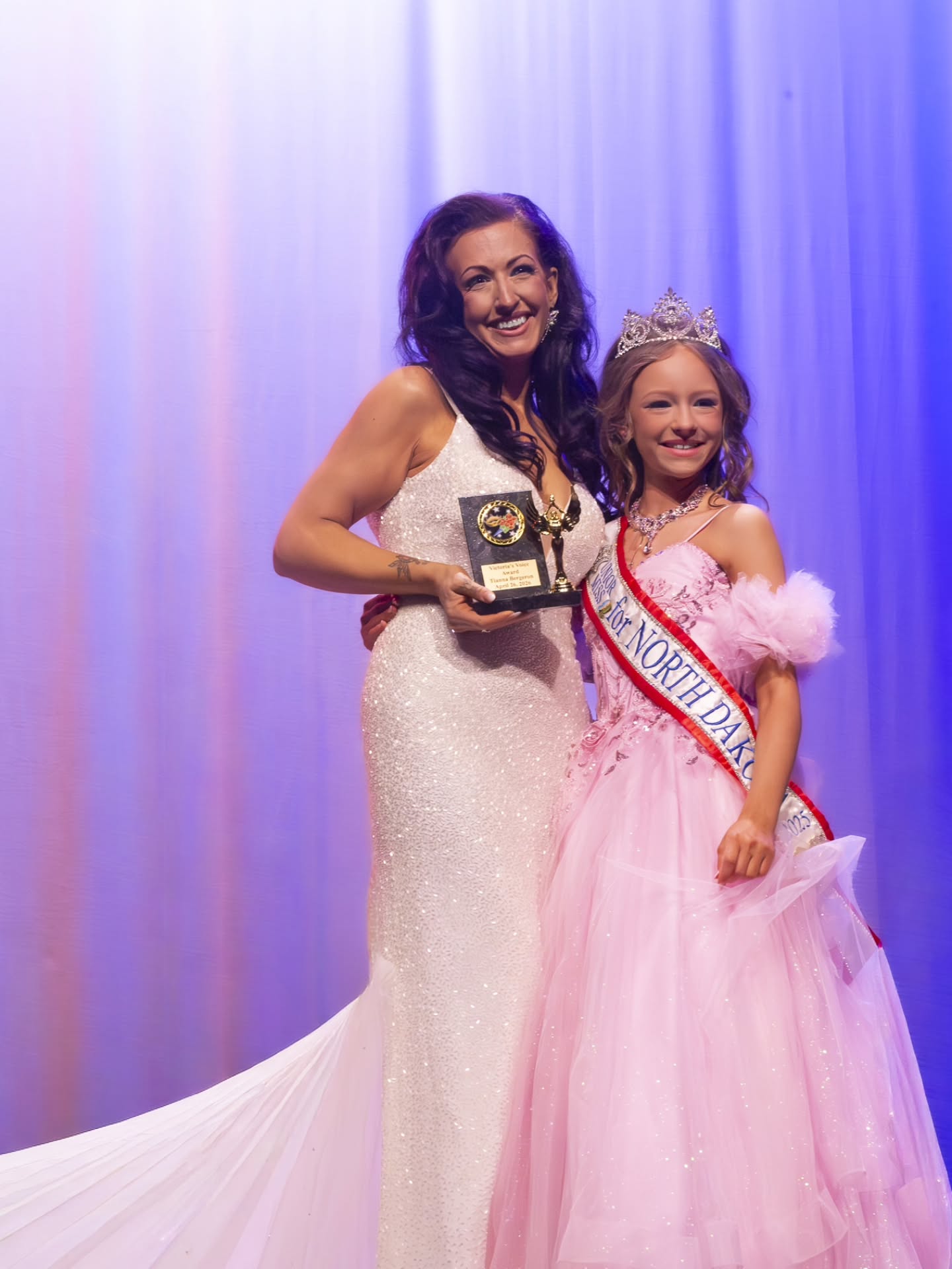@aspenmarie_photography captured our award winners so beautifully!
Congratulations again to the Victoriaβs Voice Award Winner π, Tianna Bergeron!
We're so proud of you!
@victoriasvoicefoundation
#VictoriasVoice #WeAreFamily
#Forevermorley
@tc.stylist