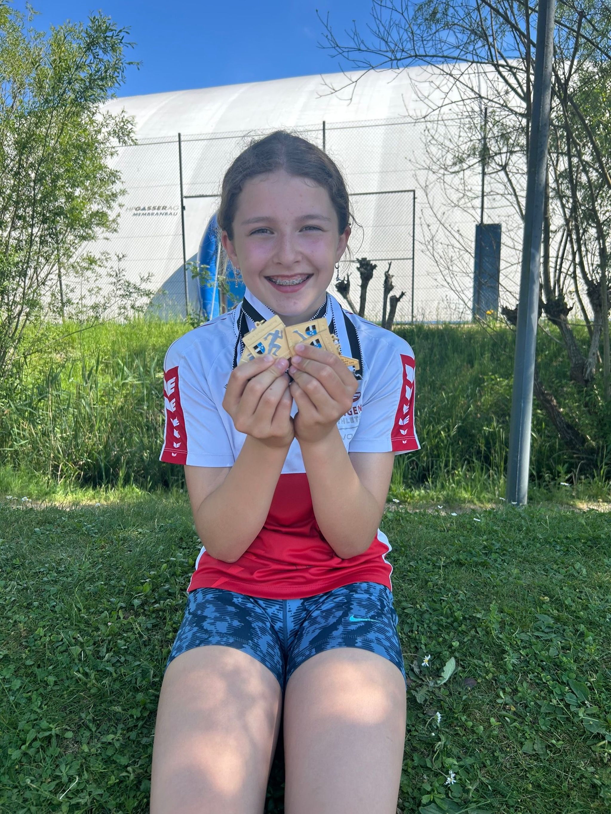 16 Medaillen am Schülermeeting in Wohlen!
Was für ein erfolgreicher Wettkampftag! Unsere Athletinnen und Athleten holen insgesamt 16 Podestplätze:
🏅 5x Gold
🥈 3x Silber
🥉 8x Bronze
Besonders erfolgreich: Sol Binaghi
Sie startet in vier Disziplinen und gewinnt sensationell viermal Gold! 💥
Herzliche Gratulation an alle für diese starke Leistung und jetzt gute Erholung!
-------------
#tvzofingen #meinzofingen #aargauersport #schülermeeting #saison2026
@stadt_zofingen @aargauersport.ch @alv_athletics
