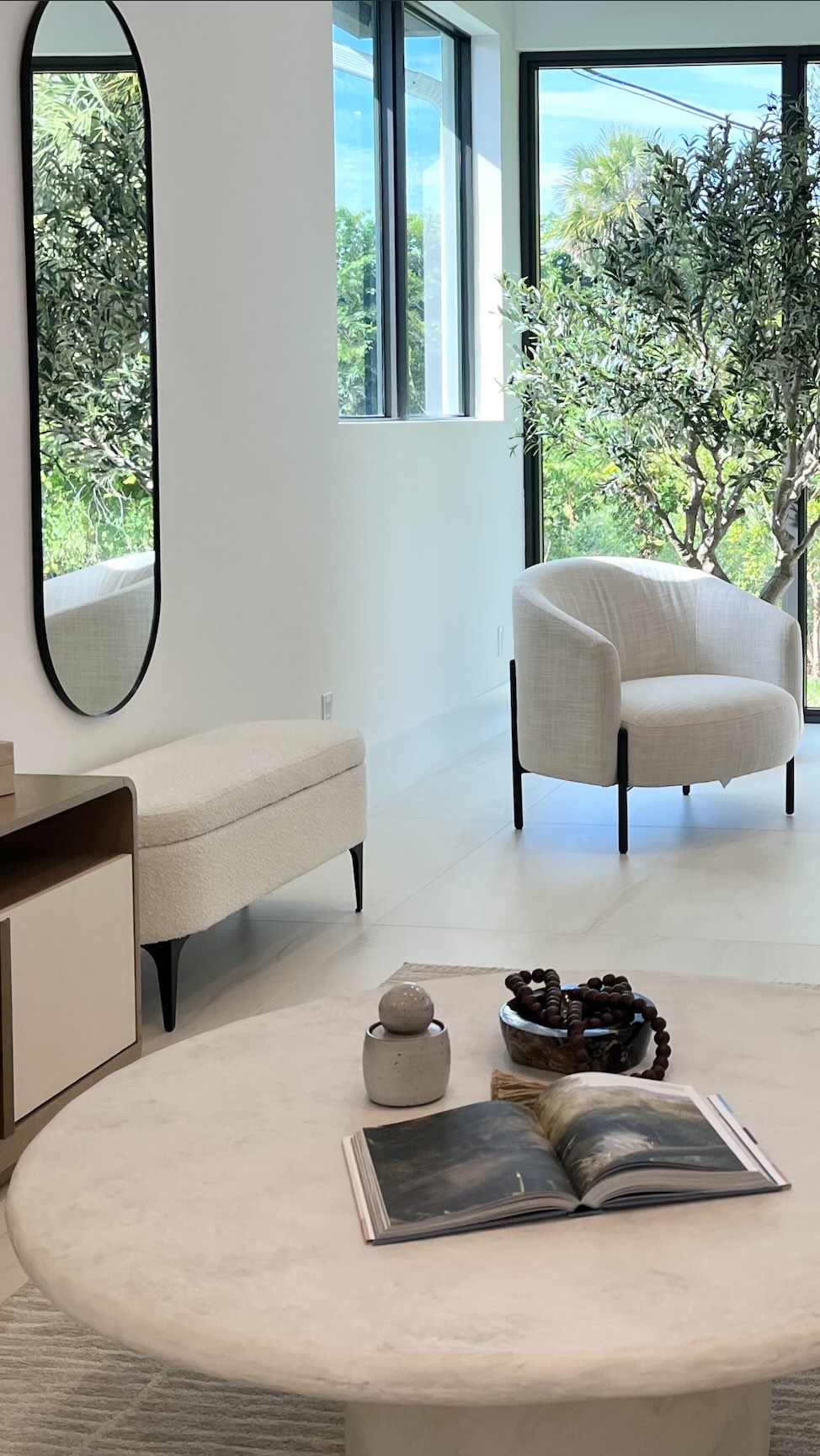 Another gorgeous staging project by @reh.interiors ✨Message me for more details! #palmbeachstyle #palmbeachcounty #palmbeachinteriors #homestaging #authenticapproach