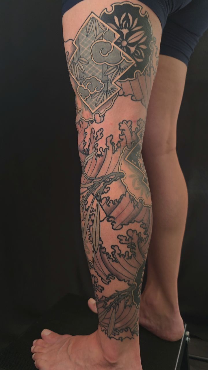 Healed japanese leg sleeve tattoo. Ocean and earth with orchids.
He wanted to keep a very light palette for this piece and so we used very light on the waves and opaque grays in the patterns and flowers
Done at Future Ink Tattoo @futureink.co
Oakland California bay area
.
.
.
.
.
#japanesetattooart #japanesepatterns #kimonopattern #bayareatattoo #californiatattoo