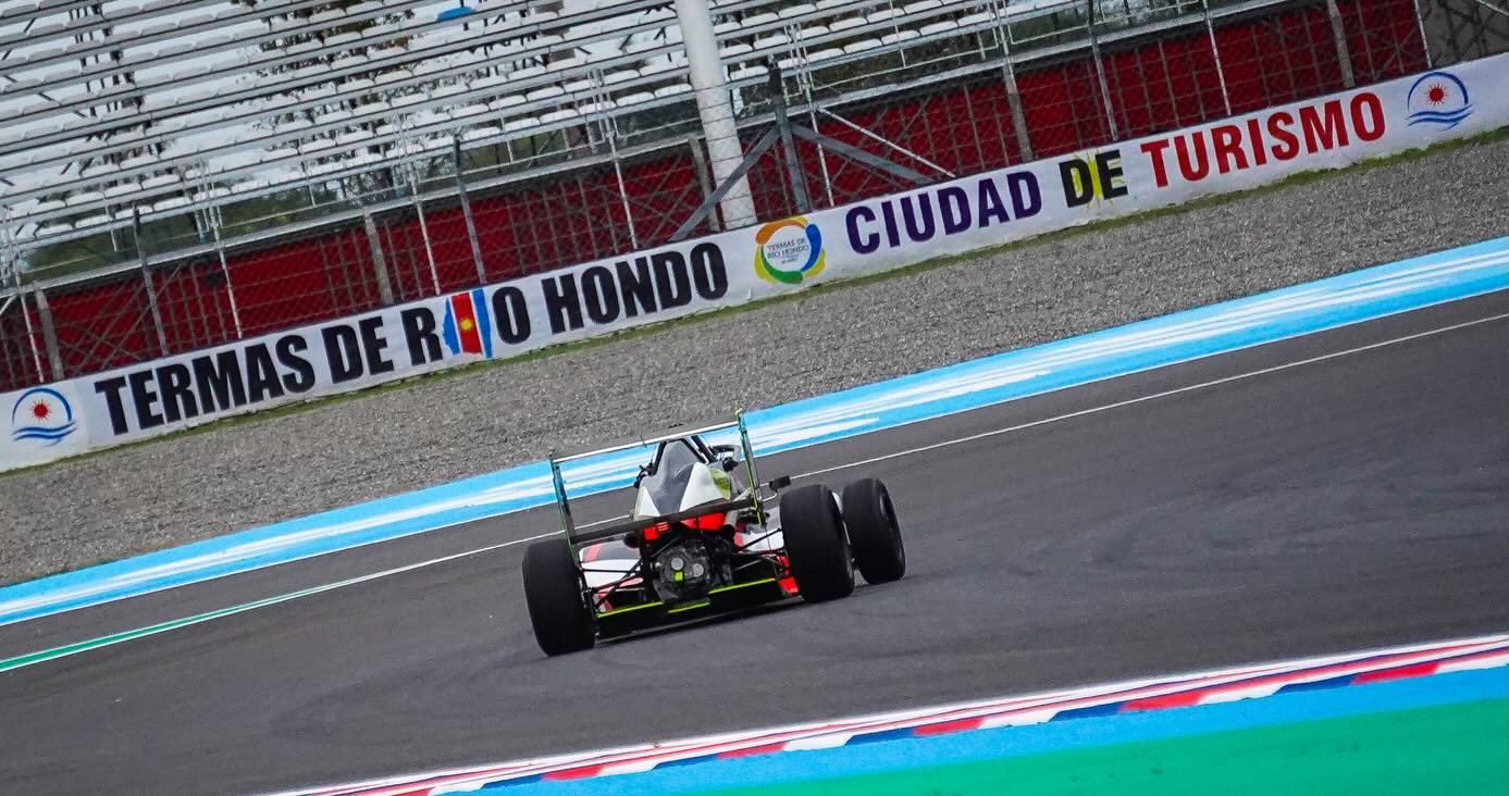 Sábado complicado en Termasss🤕🤕
Estuvimos algo complicados con el auto, hicimos algunos cambios en la configuración para la prefinal, los cuales al auto le cayeron muy bien pero largando se nos trabó la caja. A no bajar los brazos y a remar mañana💪🏻💪🏻
