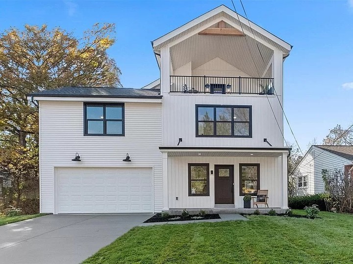 Reminiscing about this stunning custom home nestled in the charming neighborhood of Webster Groves.š
We had the pleasure of collaborating with the talented team at @yacovelli_and_sons, whose expertise and dedication were instrumental in bringing this vision to life.
SpotwoodConstruction.com