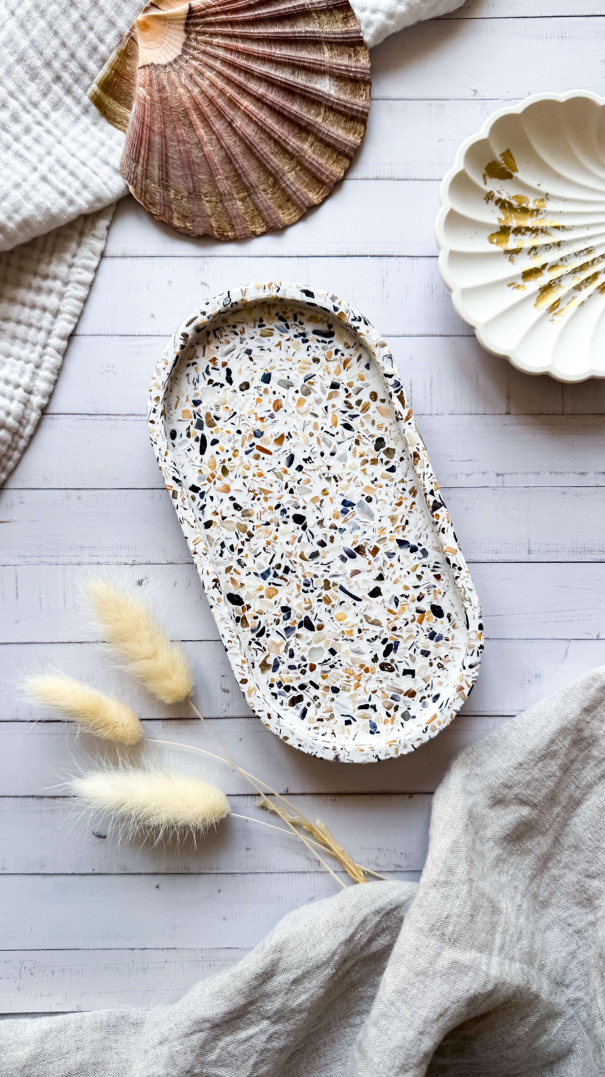„Shellazzo“ DIY 🐚🐚
Wer liebt es, Erinnerungen an tolle Strandtage zu bewahren und sich noch Jahre spater an die Sonne, den Sand und das Meer erinnern zu können? 🐚🌊
Heute zeige ich euch, wie ihr aus gesammelten Strandschatzen eine wunderschöne DIY Schale gestaltet, die euch noch lange an einen wundervollen Urlaub am Strand erinnern wird.
Das ganze funktioniert mit dem Gießpulver eurer Wahl. Nach dem Trocknen habe ich das Tablett noch mit einem farblosen Wachs versiegelt.
Wie gefällt es euch? Schreibt es mir gerne in die Kommentare ❤️
💌 Kommentiert mit „Strand“ und die Materialliste landet direkt in eurem Postfach!
#diy #handmade #selbermachen #maritim #maritimes