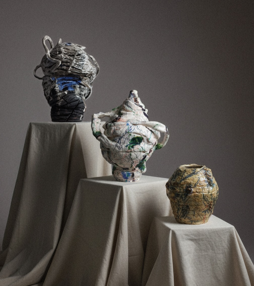 I work with different clays depending on the colour and glaze combinations I want to use for each piece. I really like the dialogue between these three, a black stoneware, white earthenware, and buff stoneware clay.
Thank you to @slancha for the fantastic photo!
#ceramicart #ceramicsculpture
