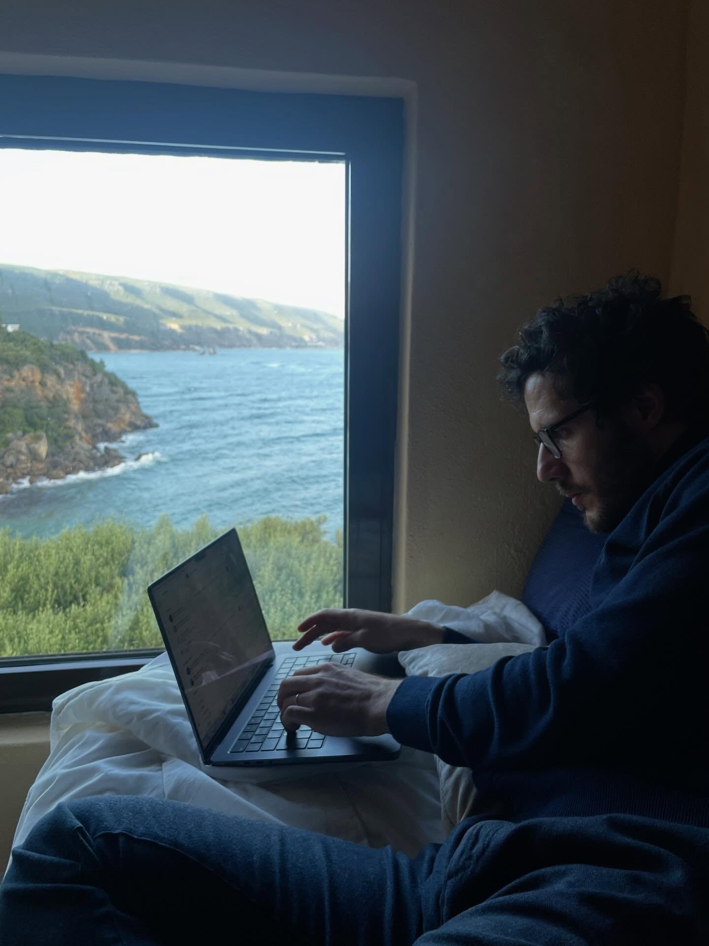 A few days away by the sea, breathing fresh air with my wife and our little son, gave me the quiet and clarity I needed to finally complete my Concerto for Clarinet and Orchestra.
The work will premiere this summer at the @cabrillofestival , in USA, with my dear friend @carlosferreiraclarinet as soloist — to whom the concerto is dedicated — and @cristian.macelaru conducting.
As a Portuguese composer, it is also a special honour to be the first Portuguese Composer-in-Residence in the festival’s history.
I’m deeply grateful for this opportunity and very much looking forward to hearing this music come to life for the very first time.
—
Alguns dias junto ao mar, com a minha esposa e o meu filho, deram-me finalmente o silêncio e a tranquilidade para terminar o meu Concerto para Clarinete e Orquestra.
A estreia será este verão no Cabrillo Festival of Contemporary Music, na Califórnia, com Carlos Ferreira no clarinete e Cristian Macelaru na direção musical.
Muito grato e ansioso por ouvir esta obra ganhar vida pela primeira vez.