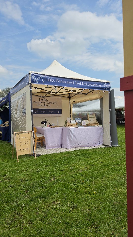 Stone Food & Drink Festival, we’re ready for the weekend ☀️✨
The sun is shining and the gazebo is all set up ready for a full weekend of Permanent Jewellery 💫
Permanent Welded bracelets & anklets starting from just £30.
You’ll find us right behind the ginormous deckchair in front of all the home & food shops.
Come and get welded with your besties, partner, mum or your favourite people this weekend 🫶
#stonefoodanddrinkfestival #permanentjewellery #weldedjewellery