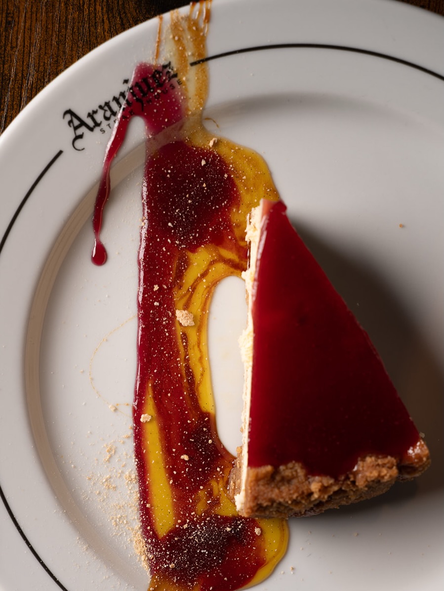 Cremoso, delicado y en su punto exacto.
Un cheesecake que convierte el final en algo memorable.
Así se cierra la experiencia en Aranjuez Steak House ✨
#AranjuezSteakHouse #Madrid #foodlover #chessecake