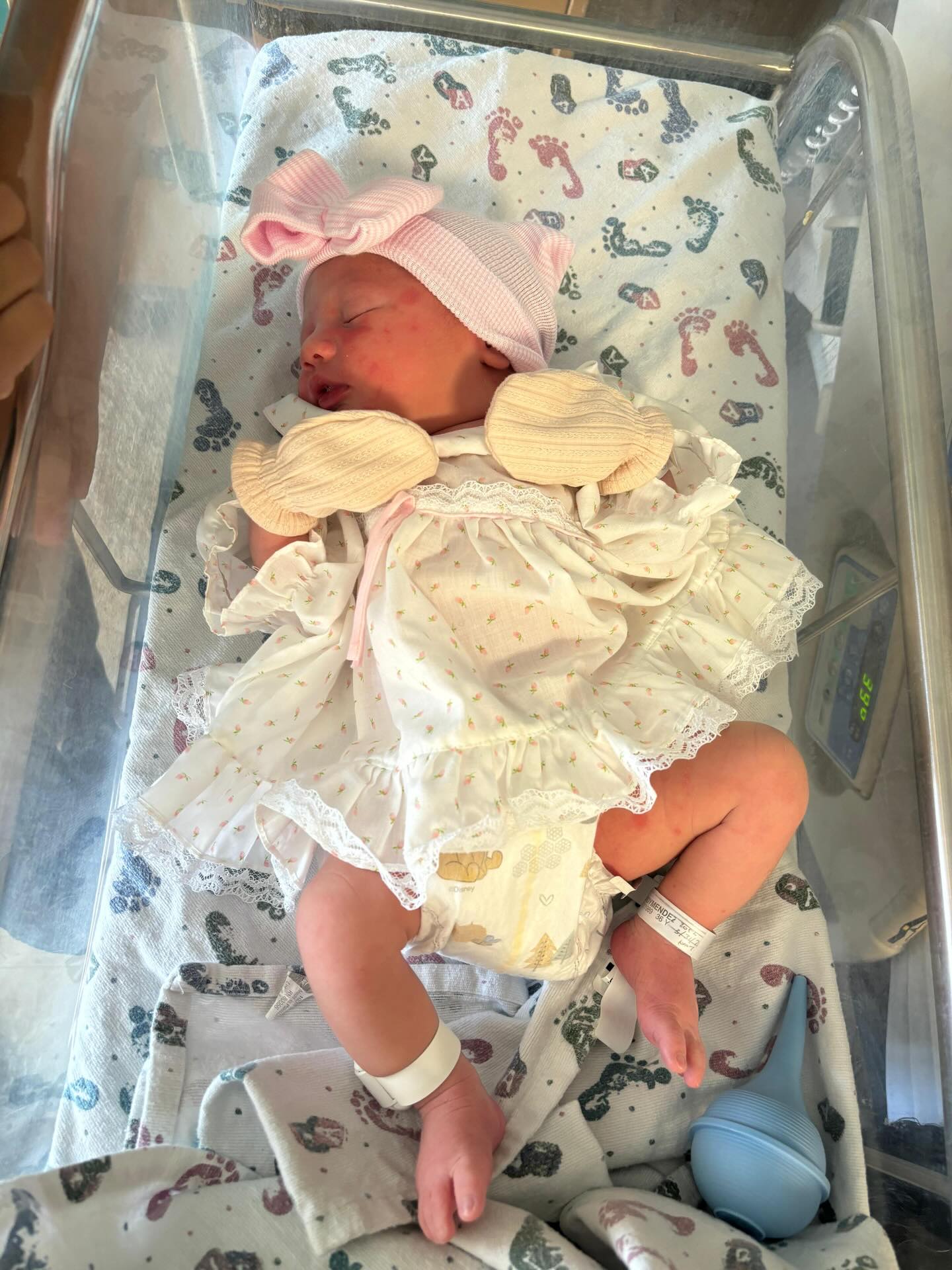 Welcome to the world to our newest Jaguar, Baby Lucie Autumn Espino Monroy! 🌸
Congratulations to our Art teacher, Mrs. Lupita Monroy and her family—Mr. Espino, Santiago (SES Alumni), Lili (8th), and Jesse (3rd)—on the arrival of their baby girl!💕